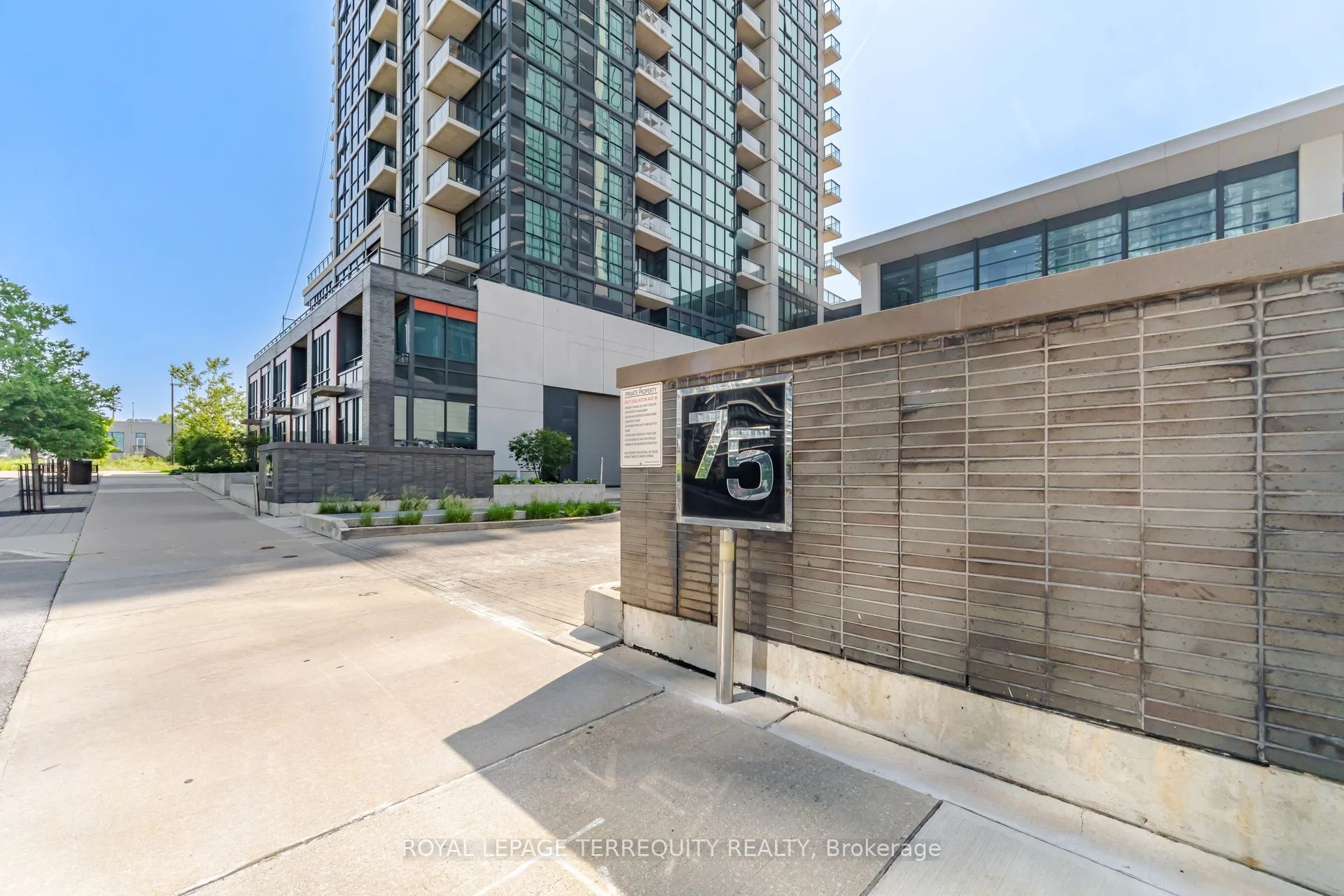 75 Eglinton Avenue W 703, Mississauga, ON L5R 0E5 photo 2