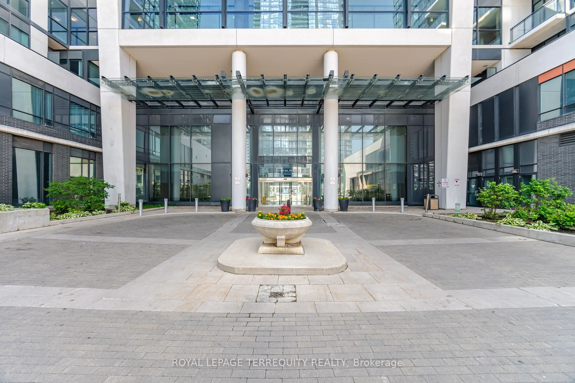 75 Eglinton Avenue W 703, Mississauga, ON L5R 0E5 photo 3