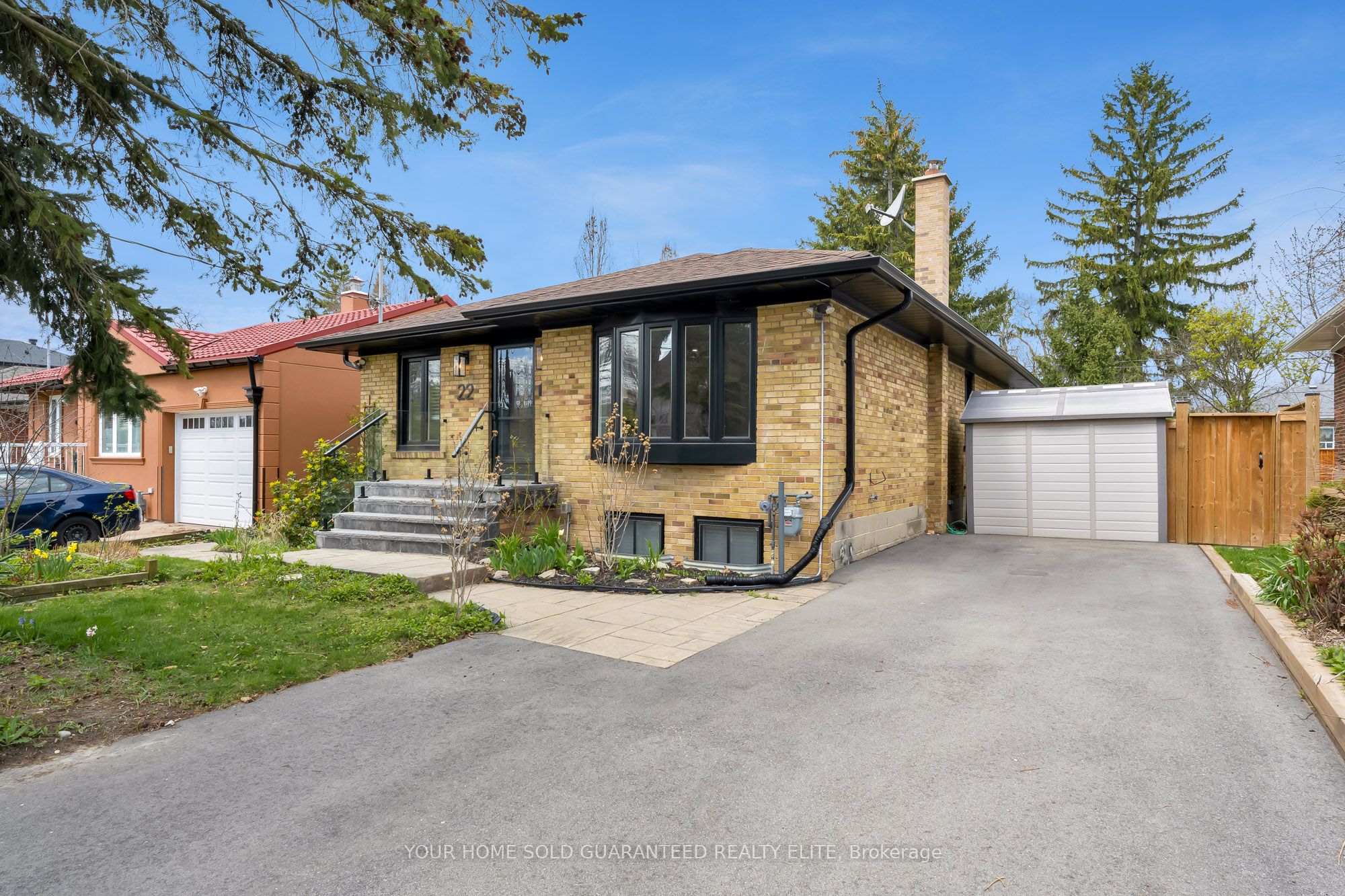 22 North Heights Road, Toronto, ON M9B 2T1 photo 2