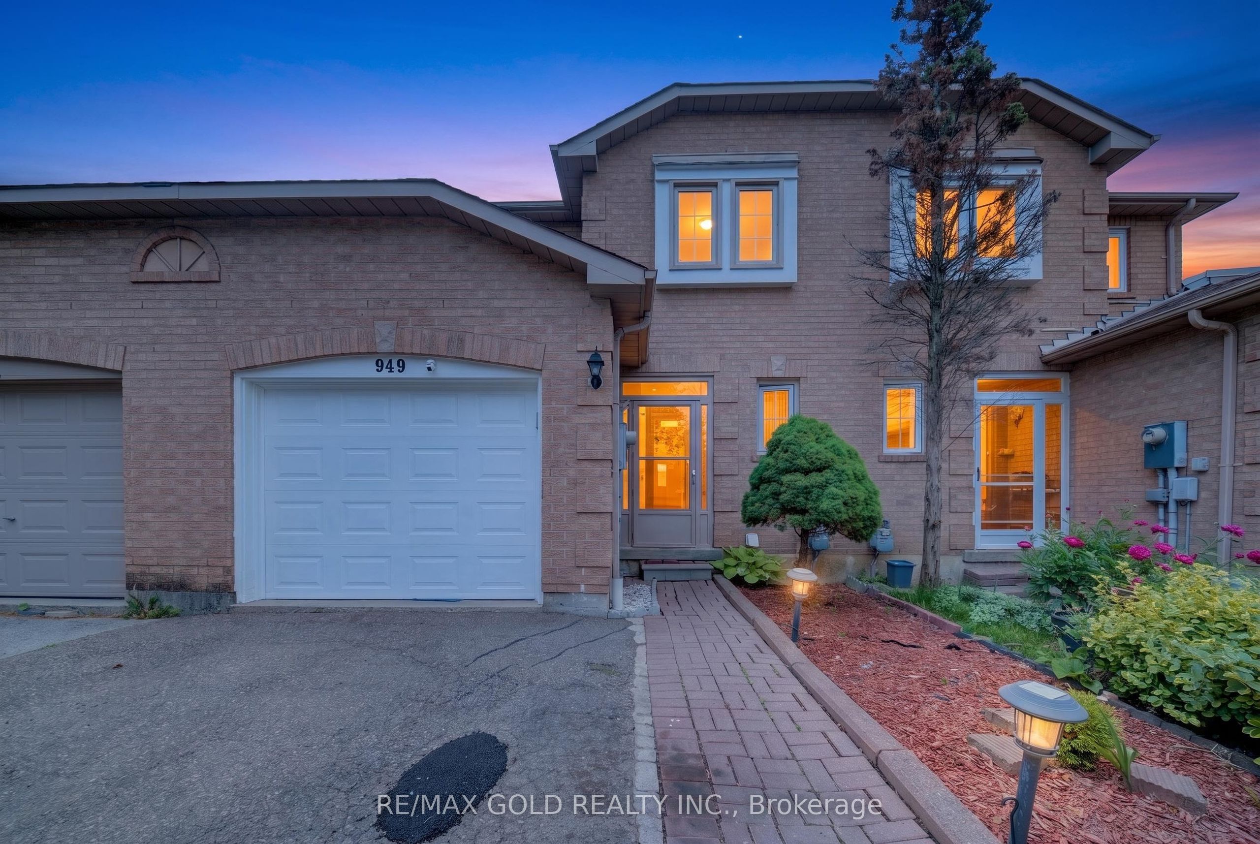 949 Blizzard Road, Mississauga, ON L5V 1T1