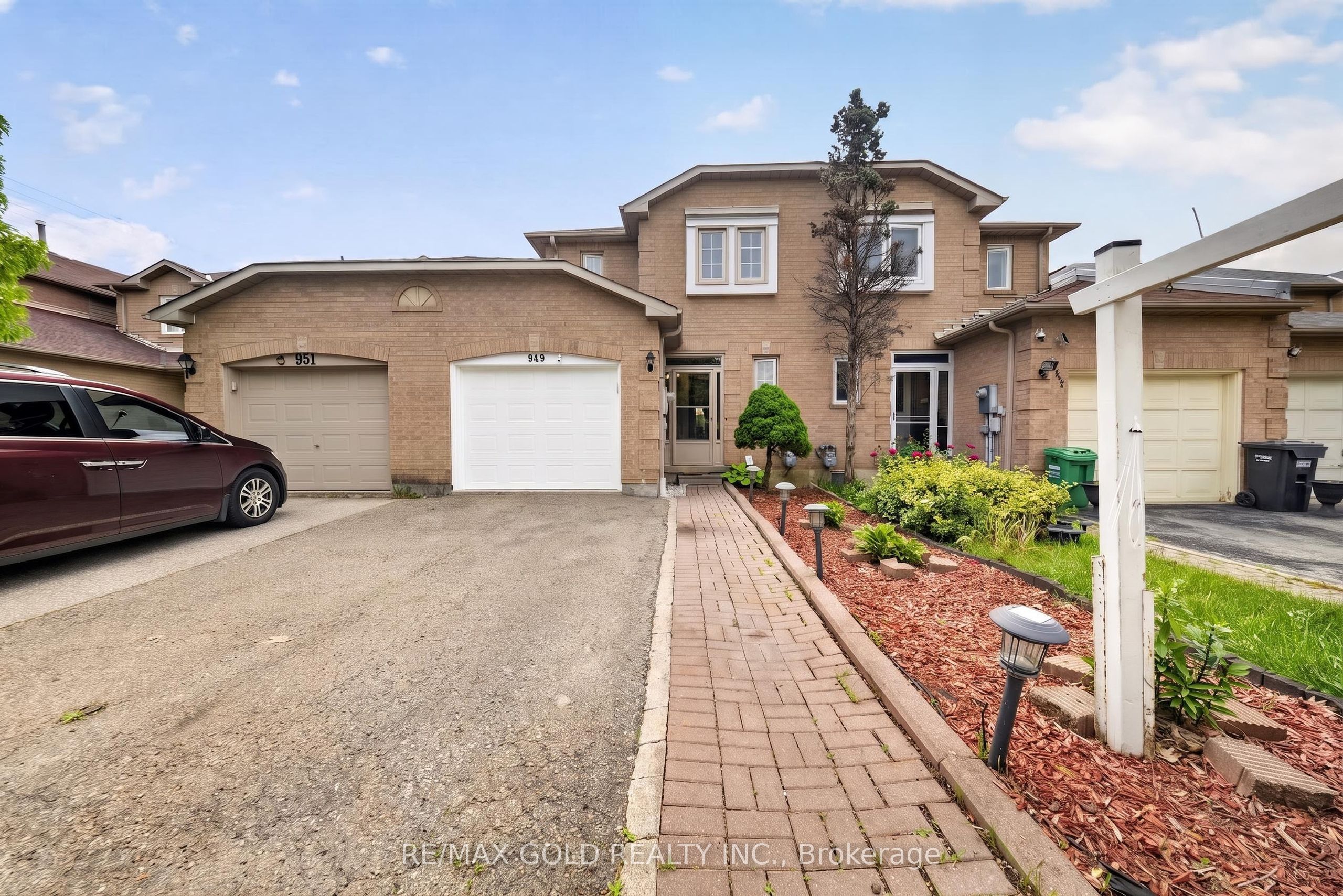 949 Blizzard Road, Mississauga, ON L5V 1T1 photo 2