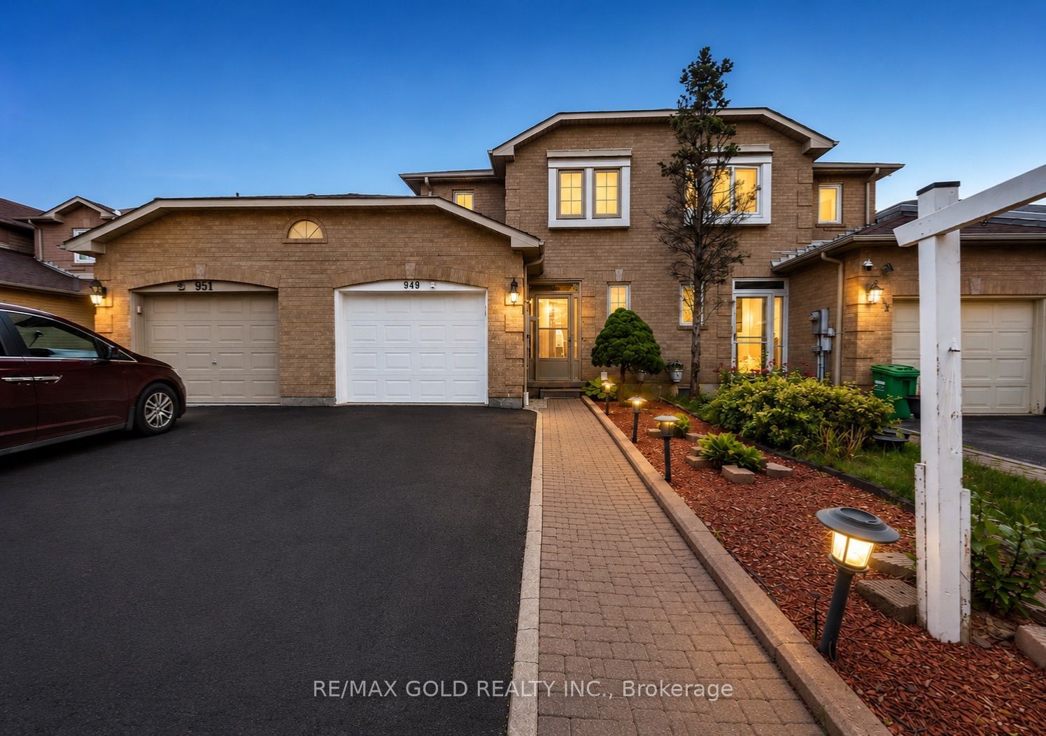 949 Blizzard Road, Mississauga, ON L5V 1T1 photo 3