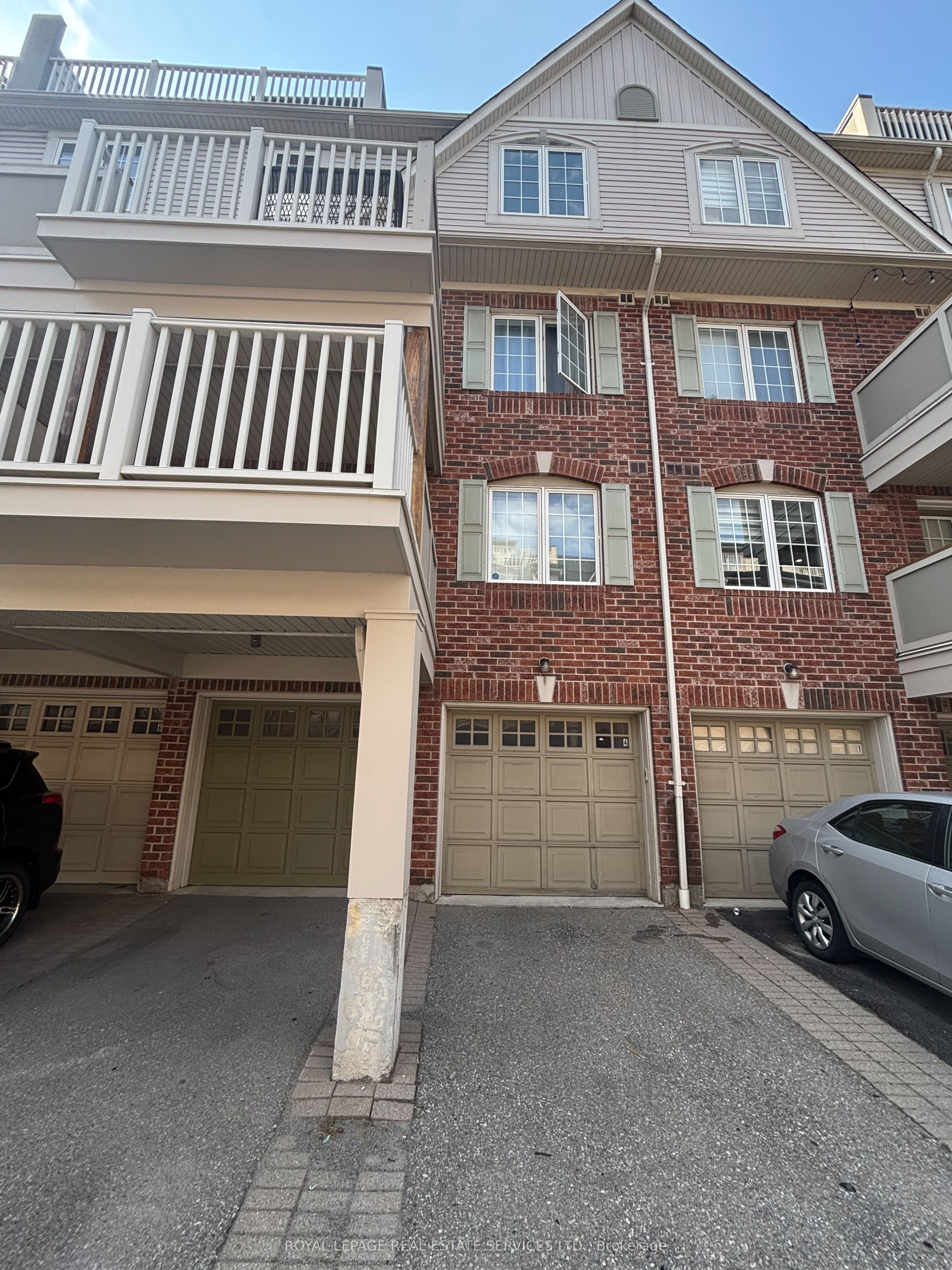 764 Neighbourhood Circle 4, Mississauga, ON L5B 0B7