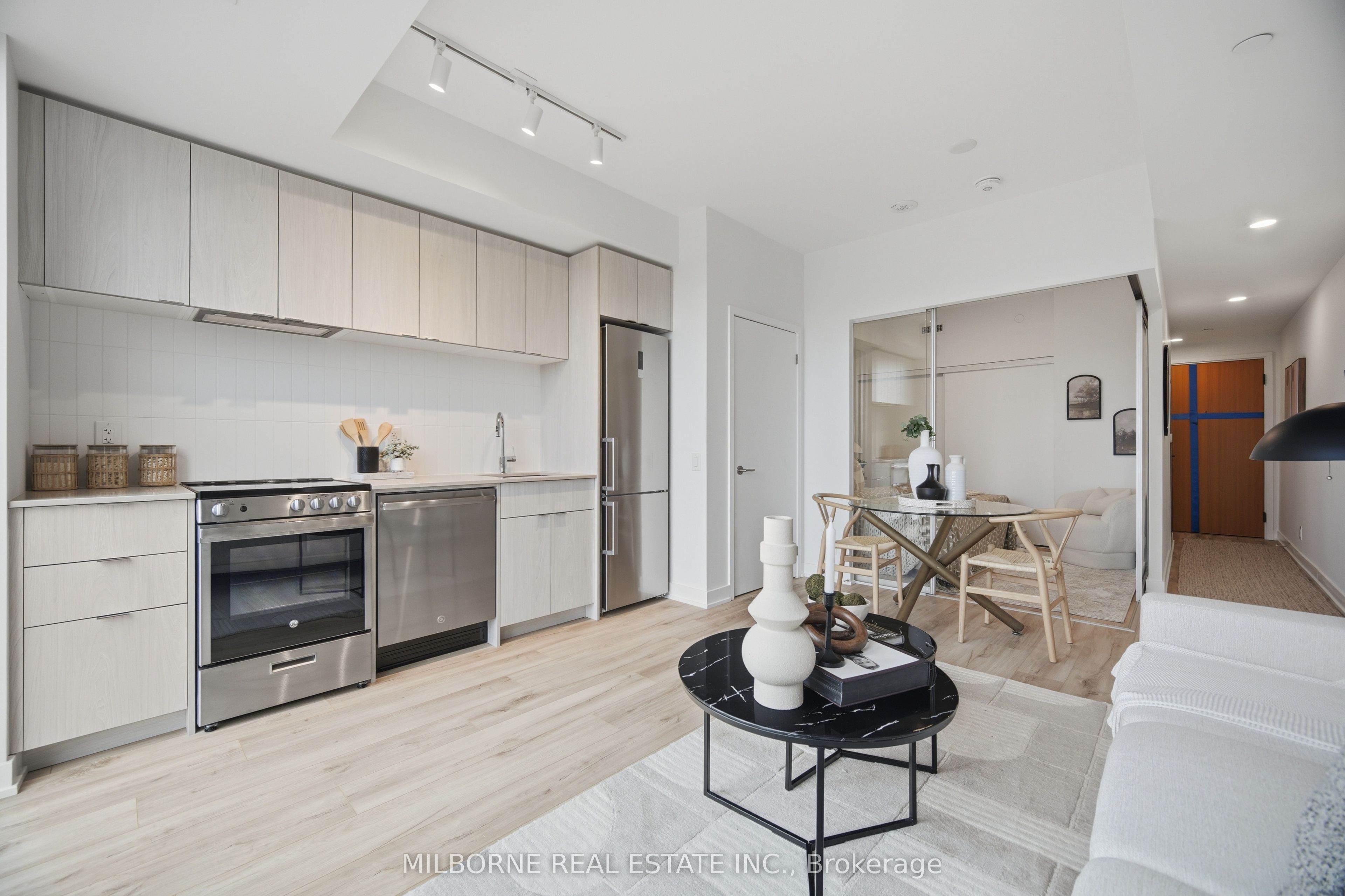 1660 Bloor Street W 708, Toronto, ON M6P 1A8 photo 2