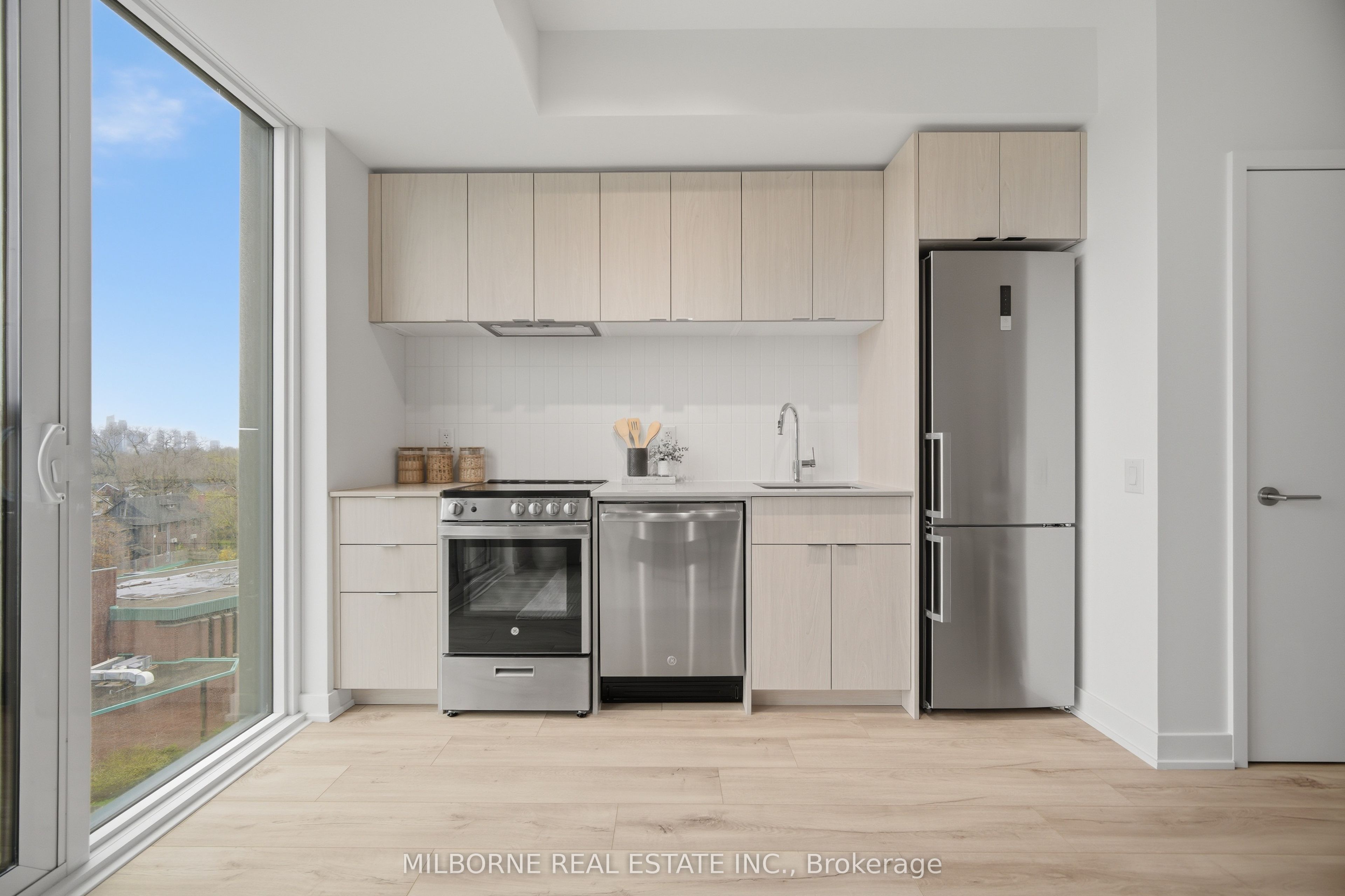 1660 Bloor Street W 708, Toronto, ON M6P 1A8 photo 5