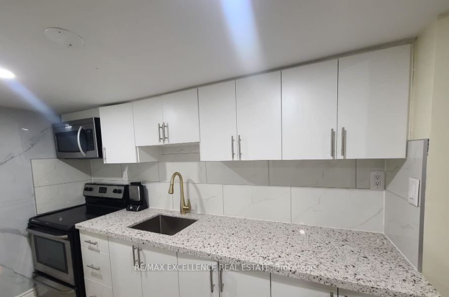 156 Voltarie Crescent Bsmnt, Mississauga, ON L5A 2A4 photo 2