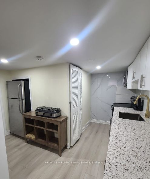 156 Voltarie Crescent Bsmnt, Mississauga, ON L5A 2A4 photo 3