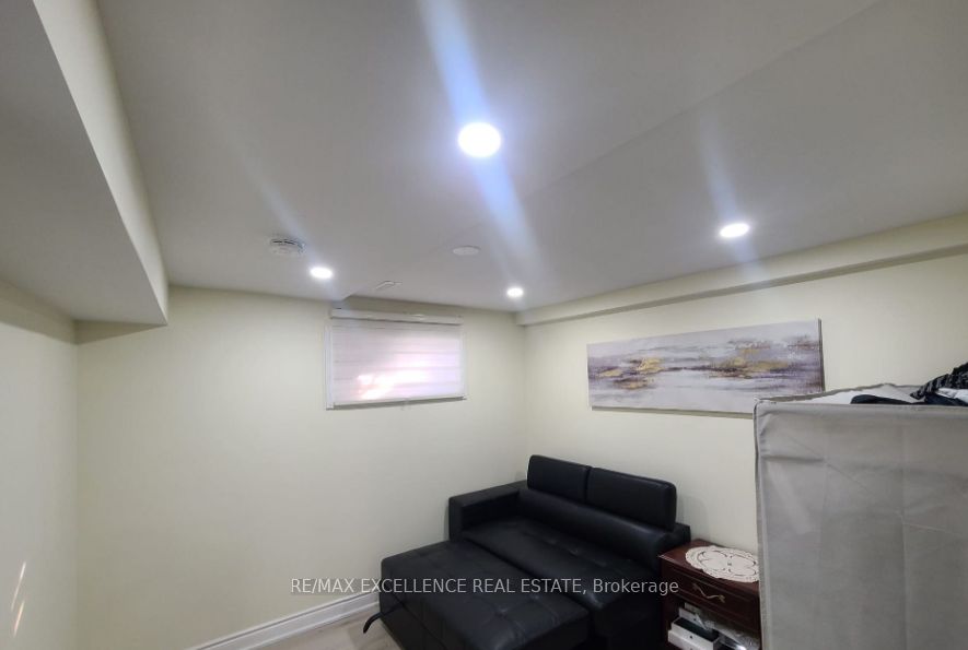 156 Voltarie Crescent Bsmnt, Mississauga, ON L5A 2A4 photo 5