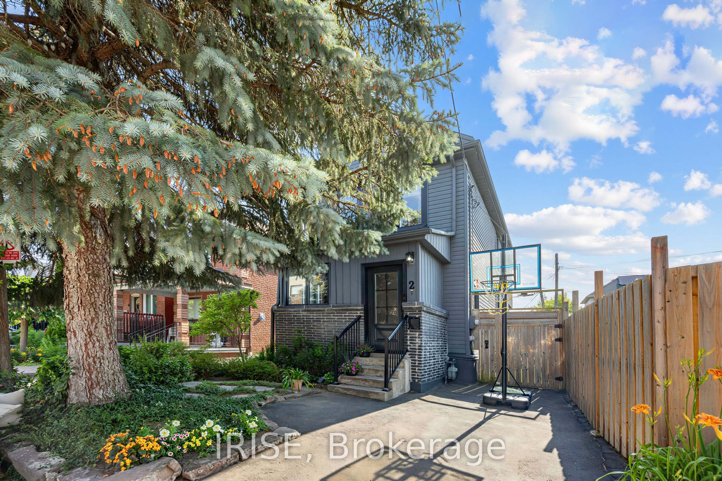 2 Beechwood Avenue, Toronto, ON M6N 4T1