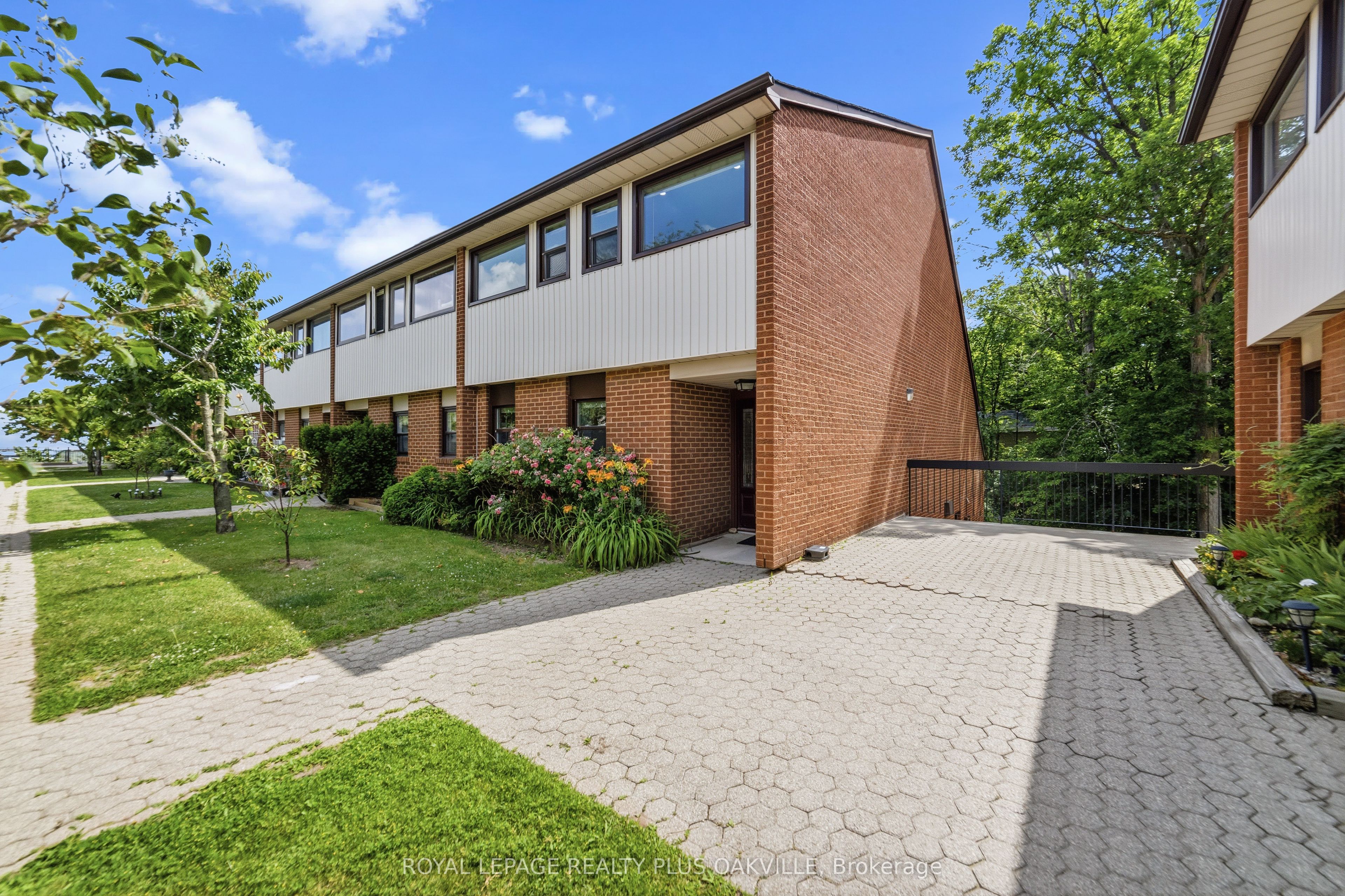 530 Falgarwood Drive 27, Oakville, ON L6H 1N3 photo 2