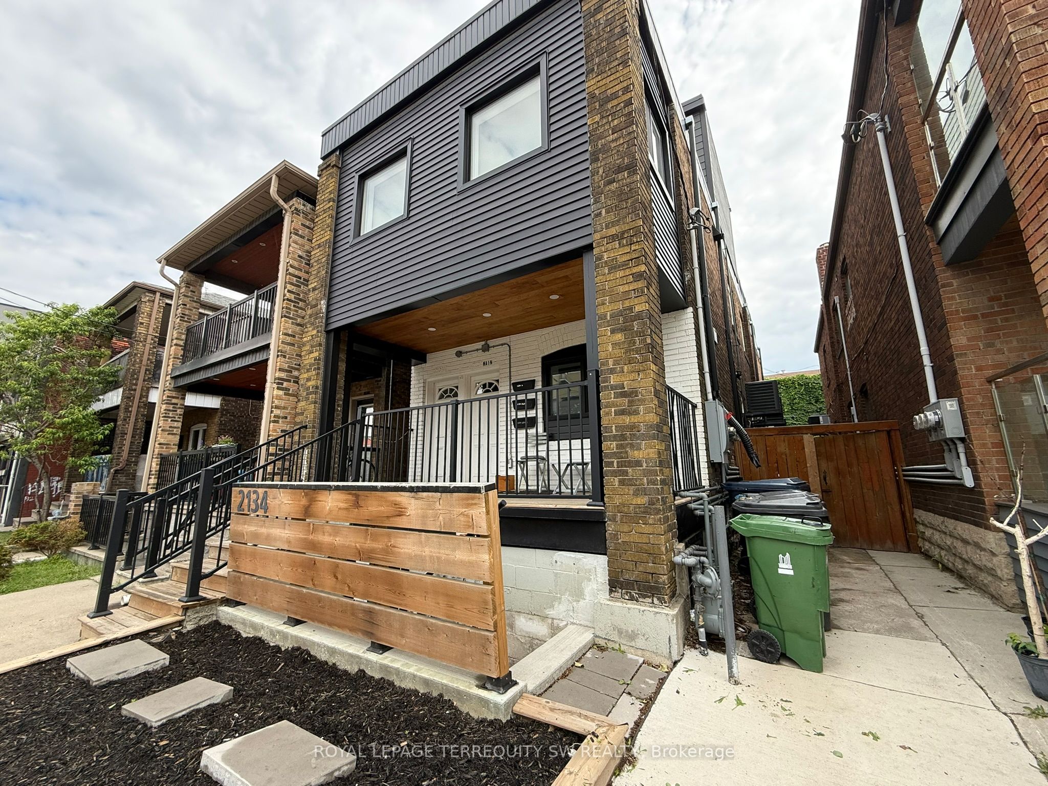 2134 Dundas Street W Unit 1 Lower, Toronto, ON M6R 1X2 photo 2