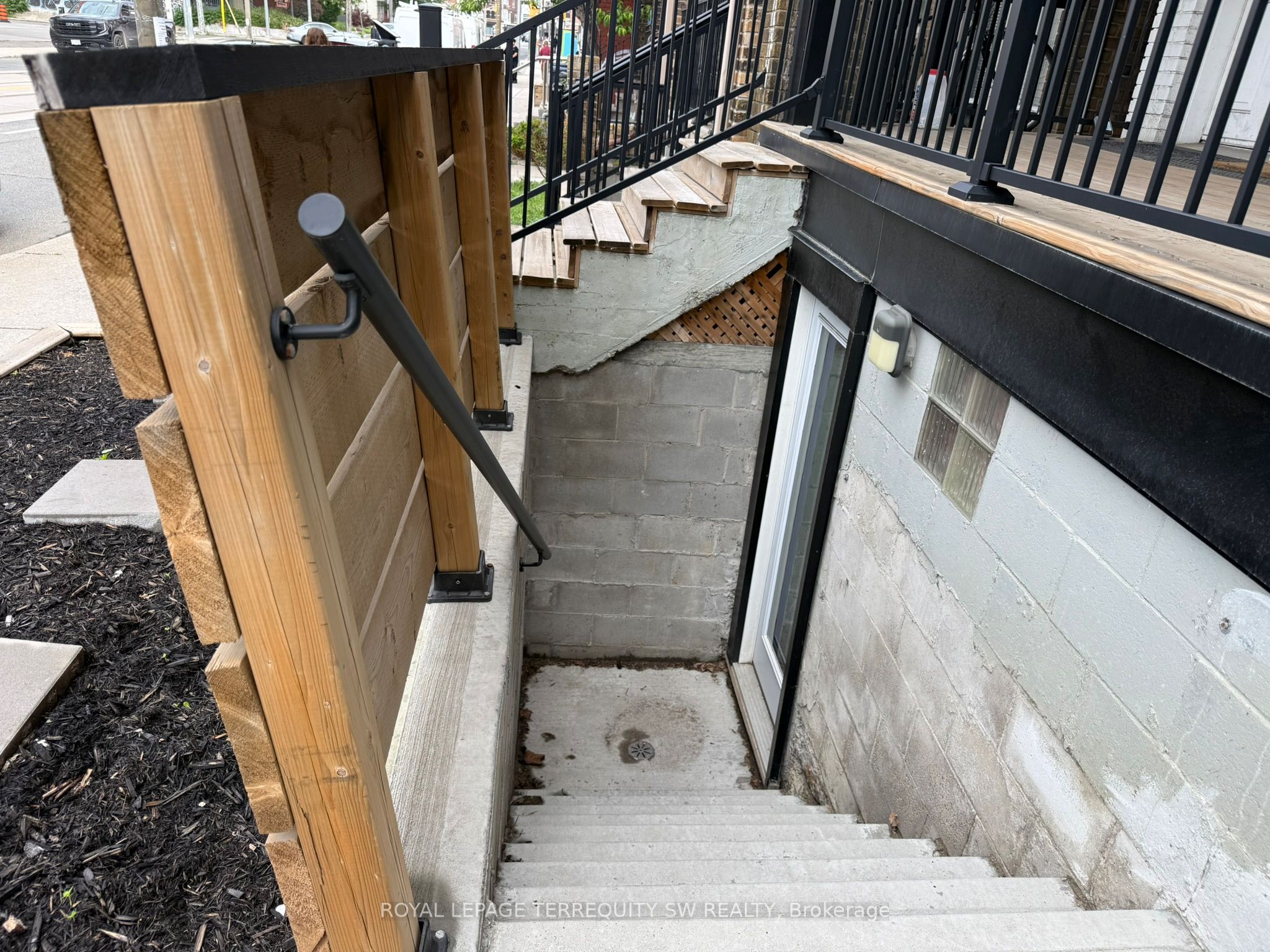 2134 Dundas Street W Unit 1 Lower, Toronto, ON M6R 1X2 photo 3
