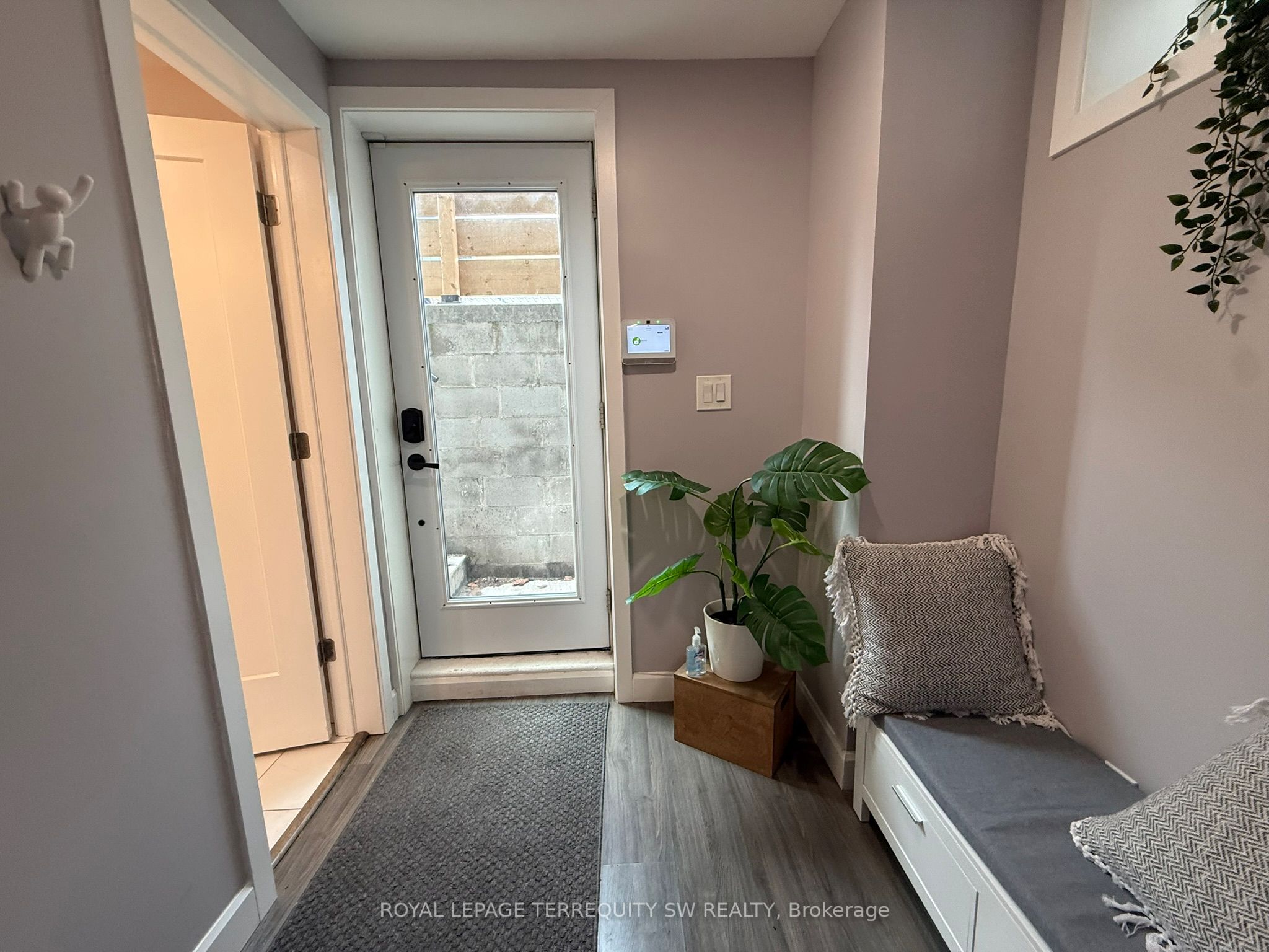 2134 Dundas Street W Unit 1 Lower, Toronto, ON M6R 1X2 photo 4