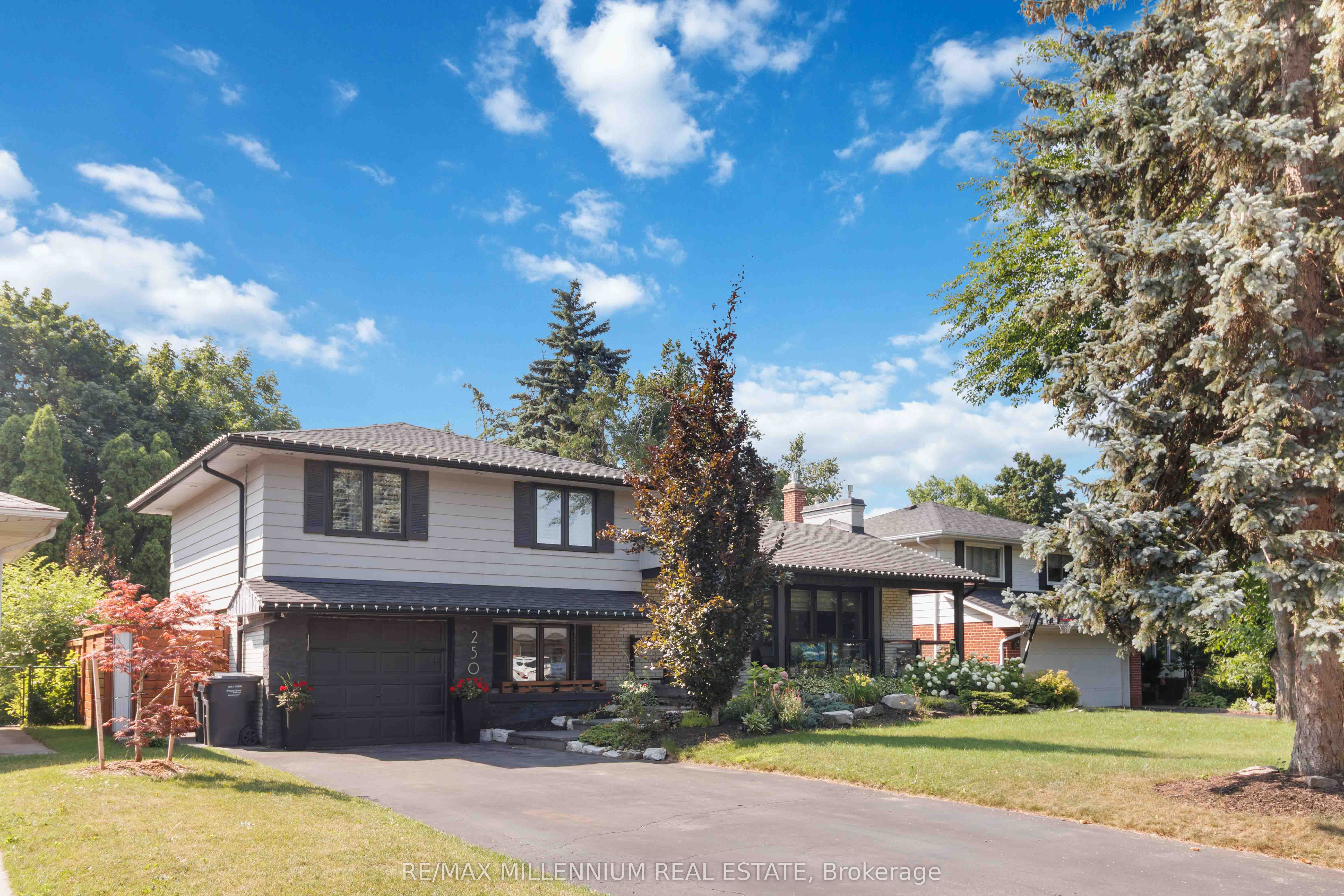250 Daphne Avenue, Mississauga, ON L5A 1M6