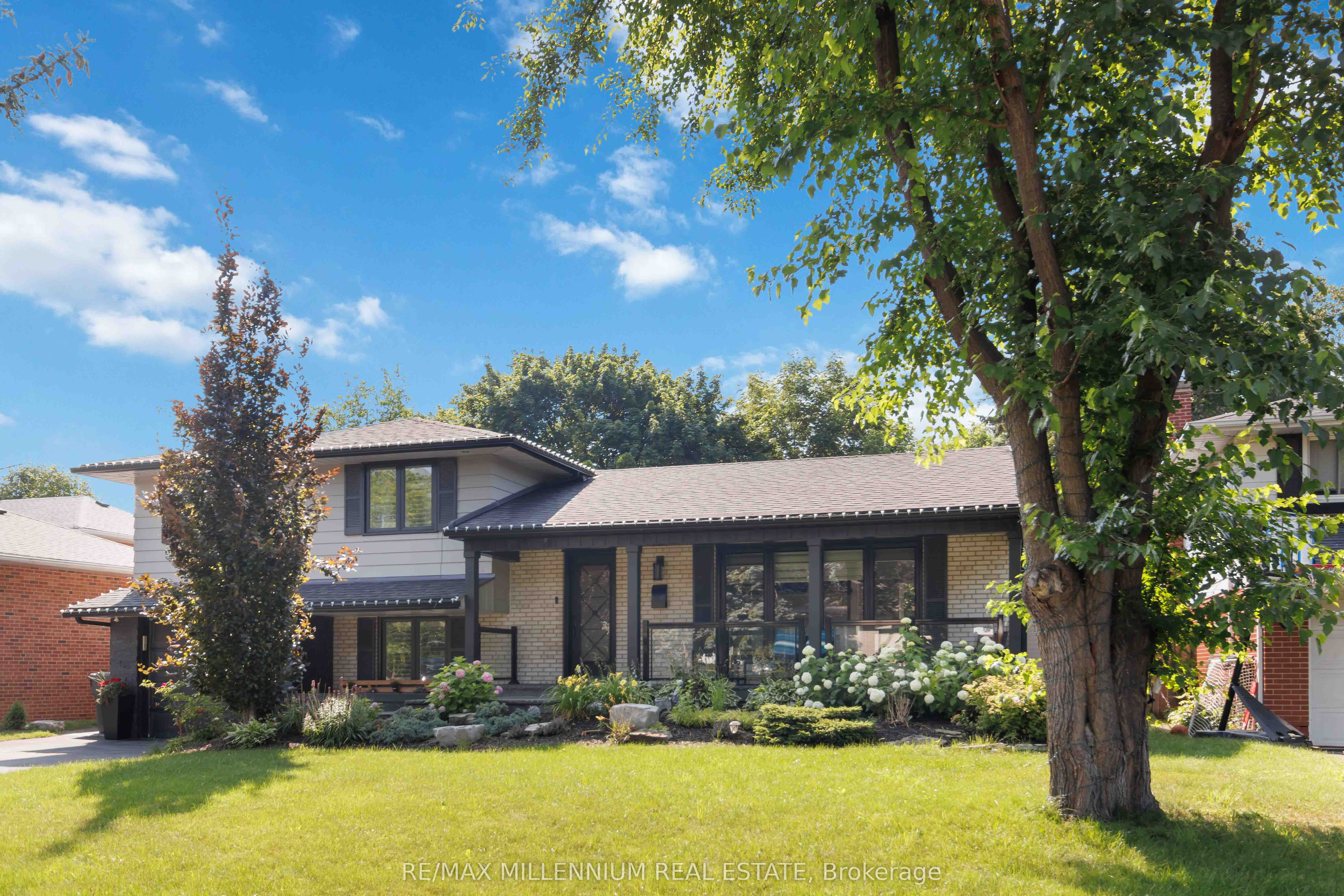 250 Daphne Avenue, Mississauga, ON L5A 1M6 photo 2