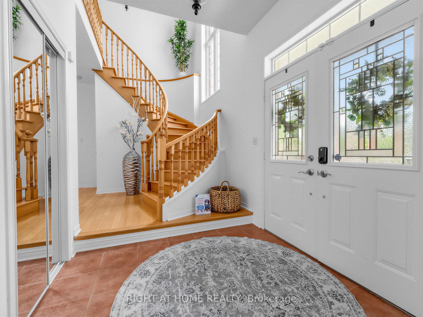 2042 Quinte Street, Burlington, ON L7L 7B9 photo 4