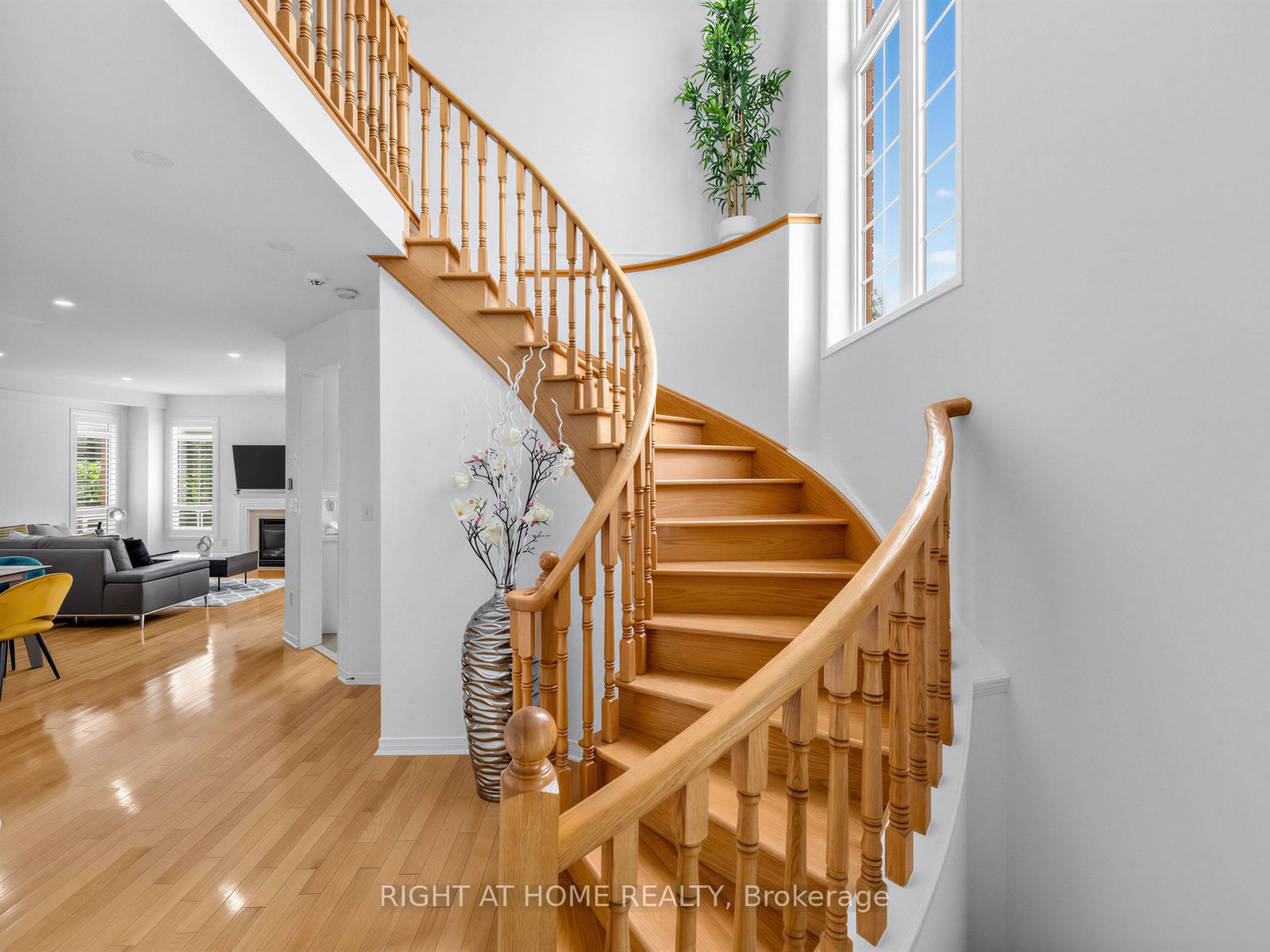 2042 Quinte Street, Burlington, ON L7L 7B9 photo 5