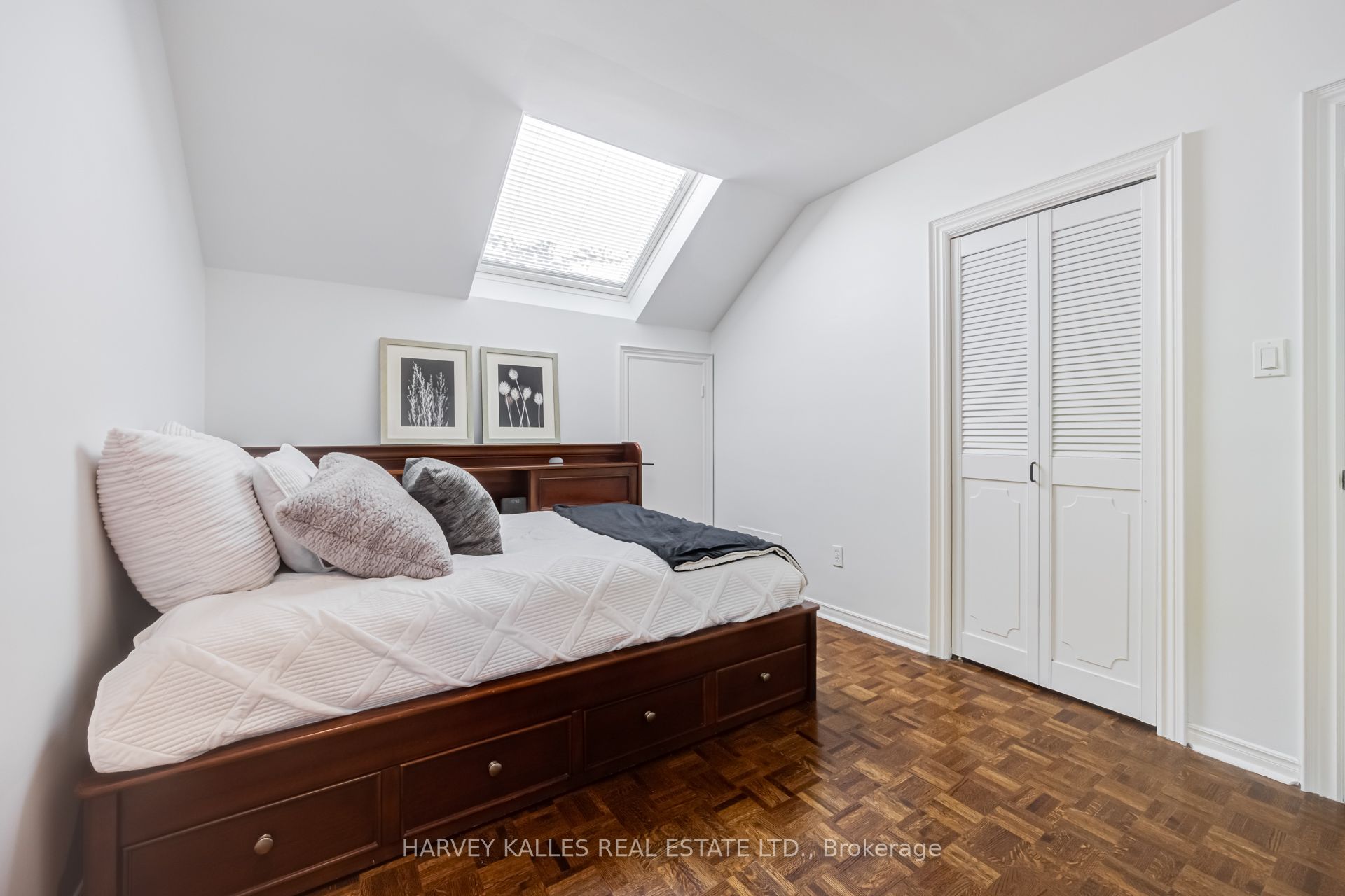19 Ridgegate Crescent, Toronto, ON M8Y 2C9 photo 4