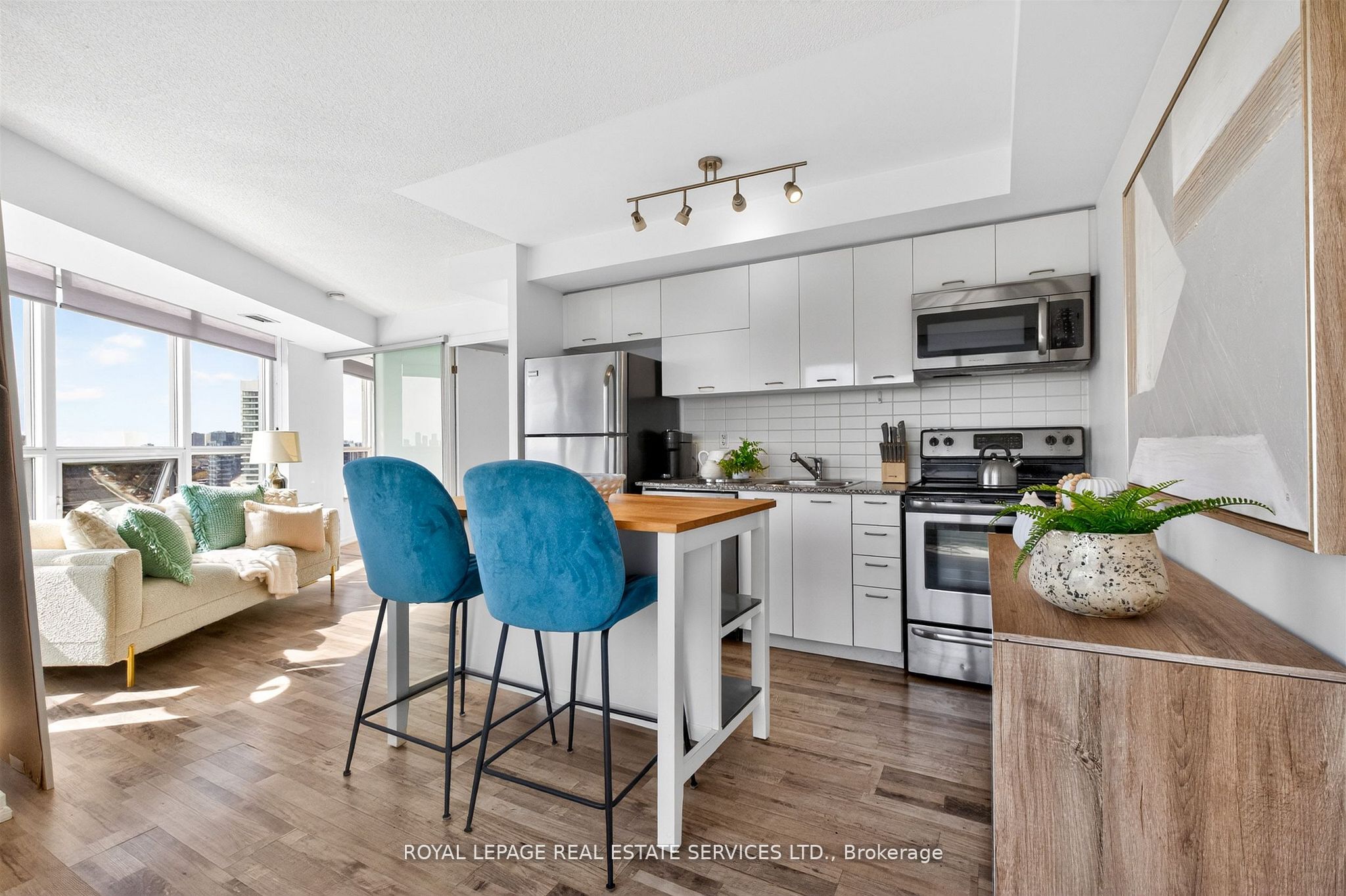 38 Joe Shuster Way 1318, Toronto, ON M6K 0A5 photo 3