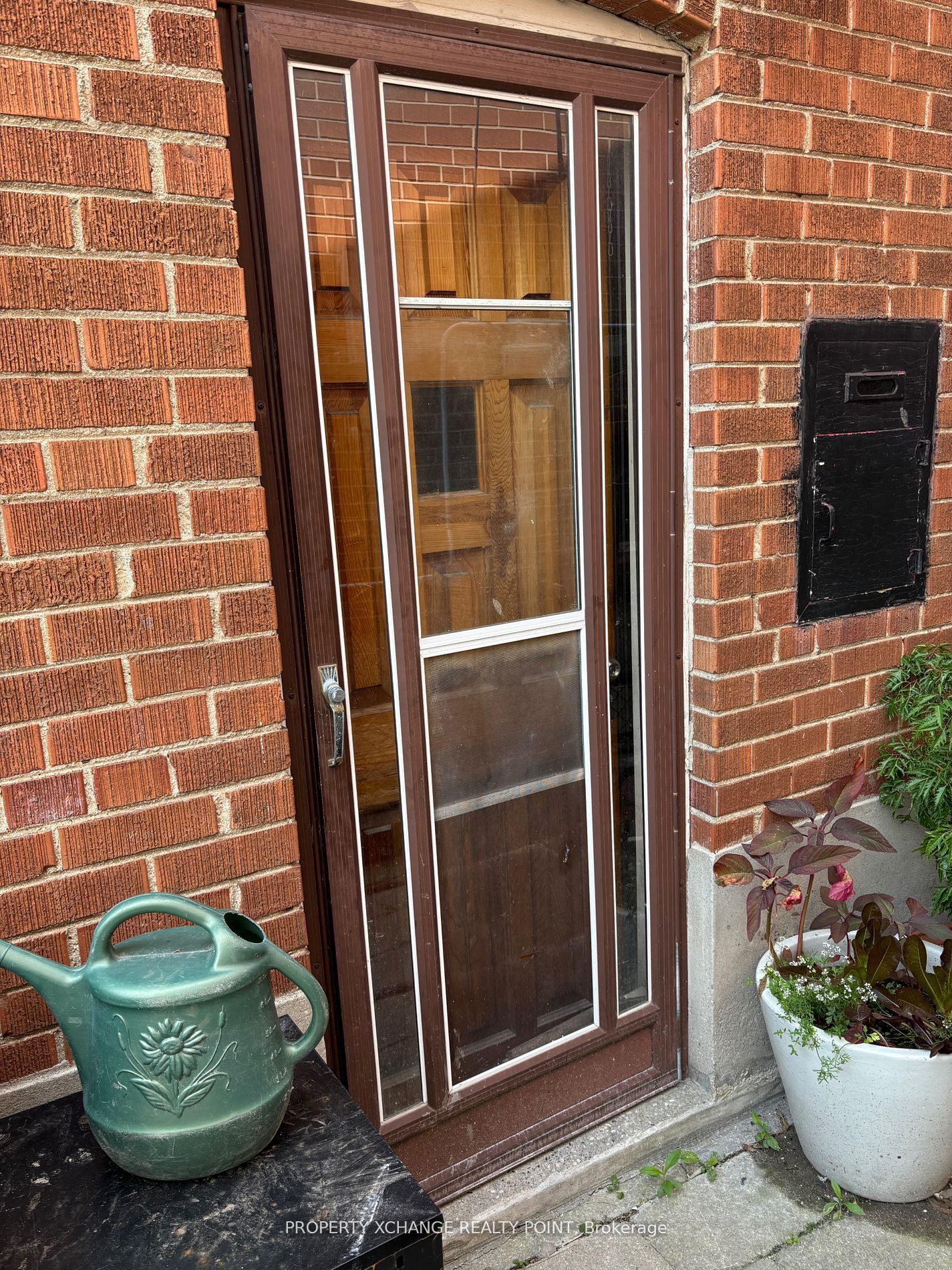 17 Holmesdale Crescent, Toronto, ON M6E 1Y3 photo 2