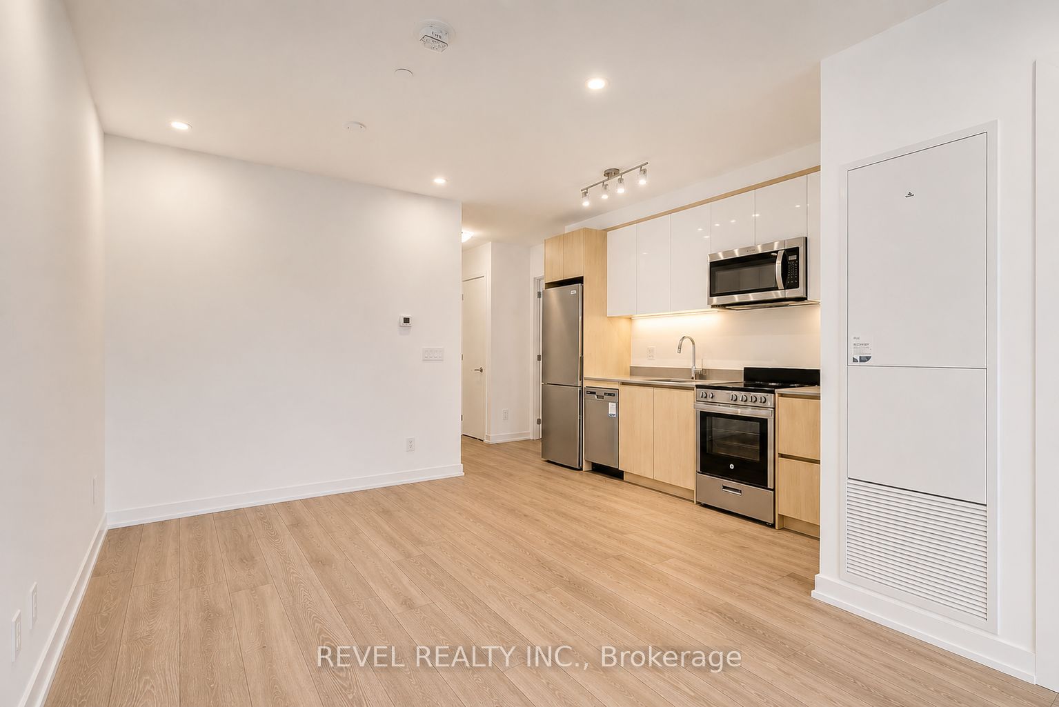 3100 Keele Street 332, Toronto, ON M3M 0E1 photo 3