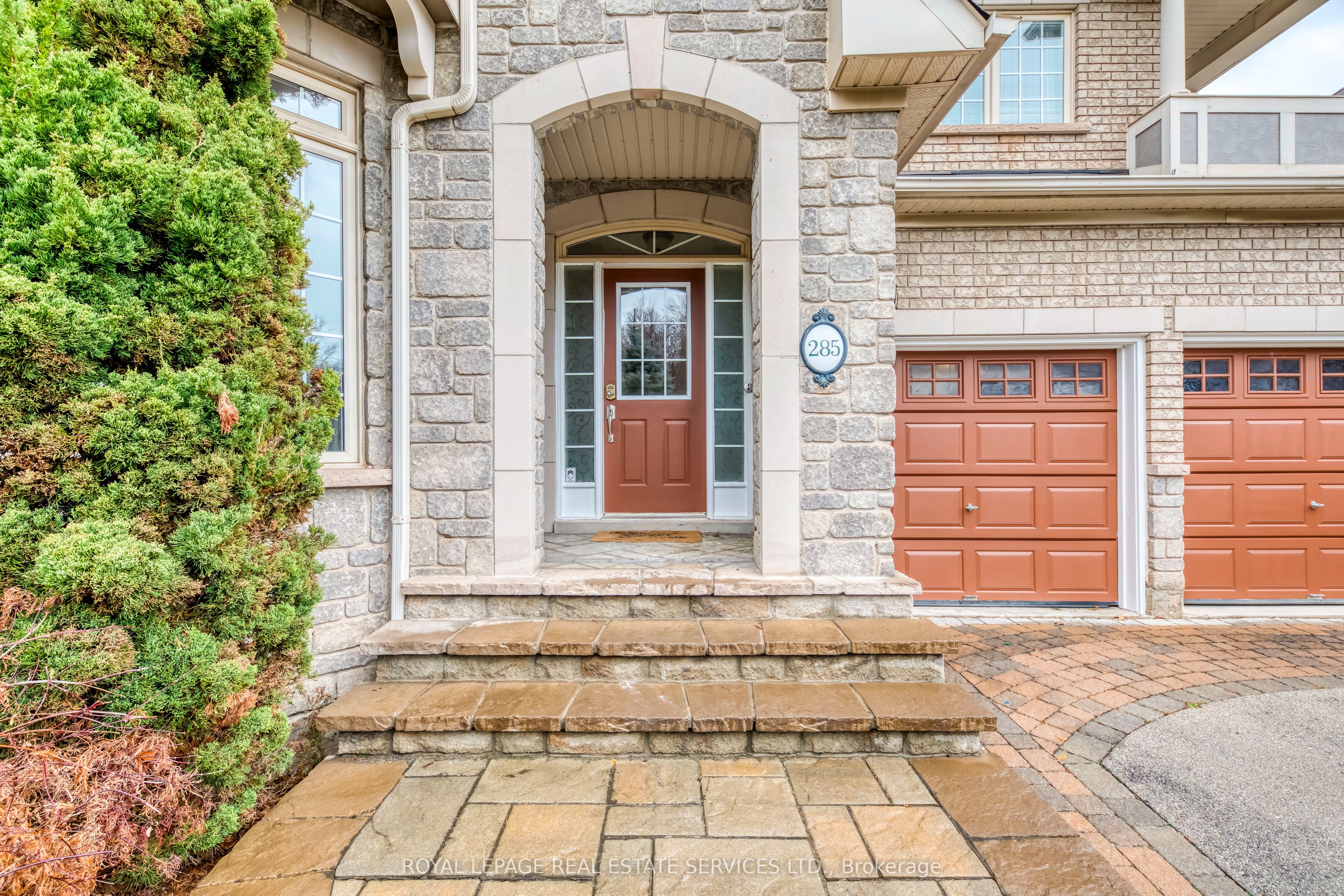 285 Great Lakes Boulevard, Oakville, ON L6L 6V2 photo 2