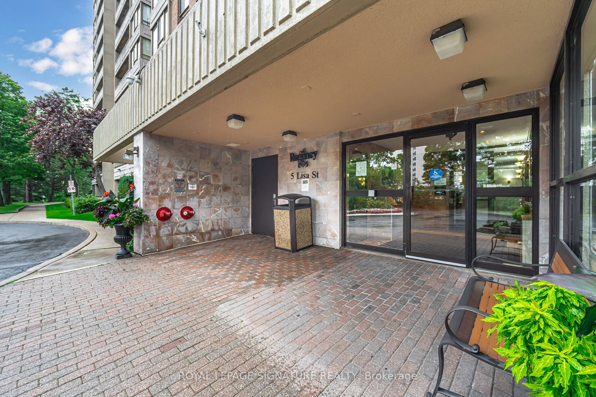 5 Lisa Street 109, Brampton, ON L6T 4T4 photo 2