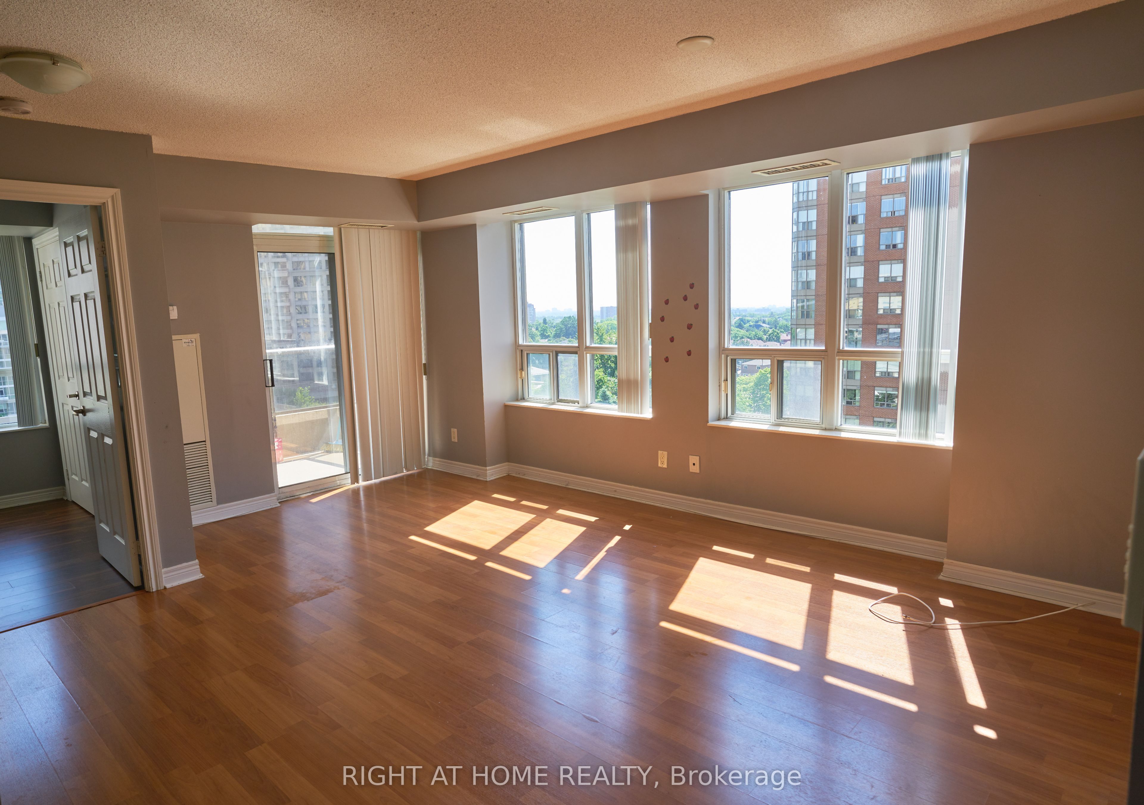 310 burnhamthorpe Road W 811, Mississauga, ON L5B 4P9