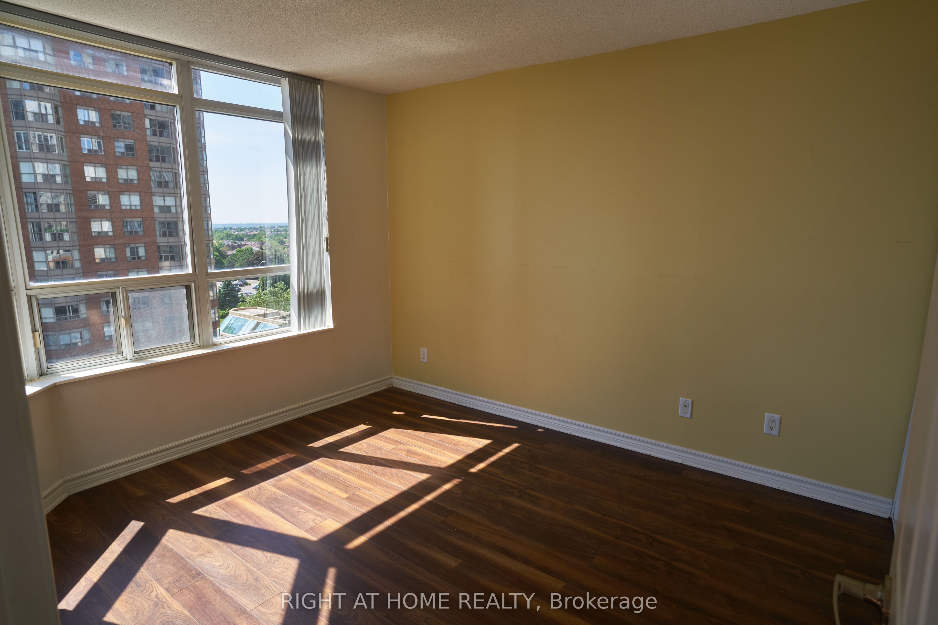 310 burnhamthorpe Road W 811, Mississauga, ON L5B 4P9 photo 3