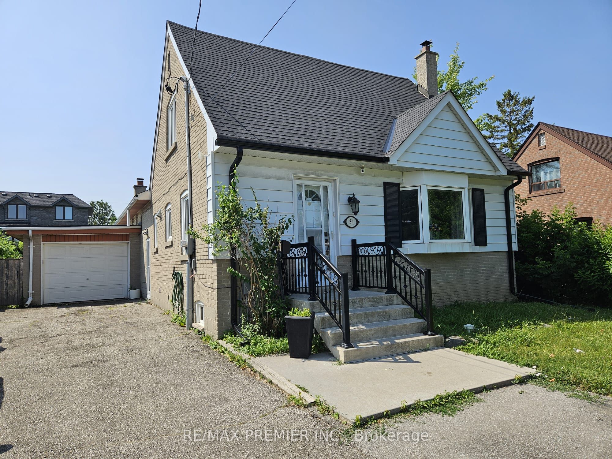 31 Compton Crescent Main & 2nd, Toronto, ON M3M 2C3 photo 2