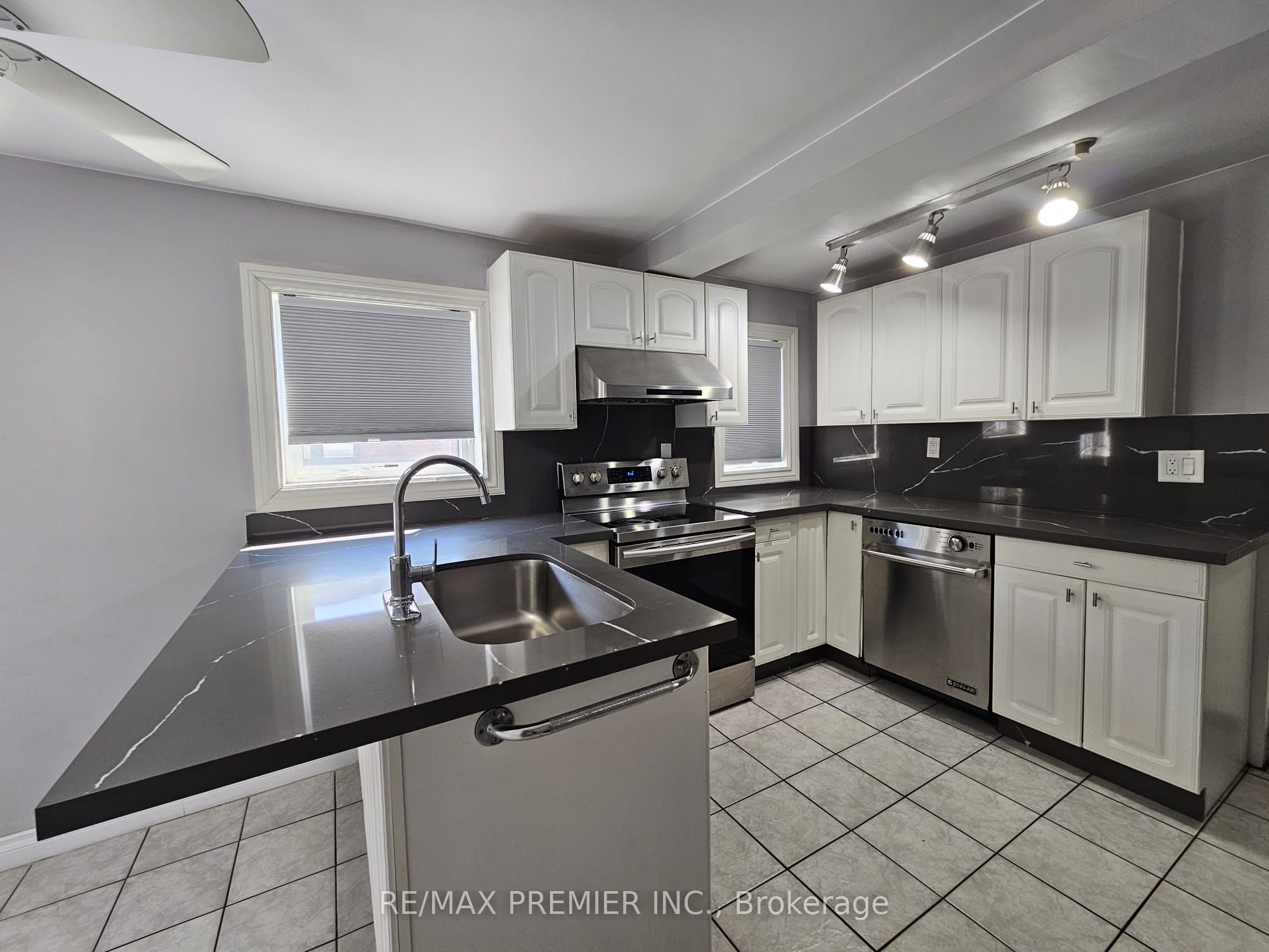 31 Compton Crescent Main & 2nd, Toronto, ON M3M 2C3 photo 3