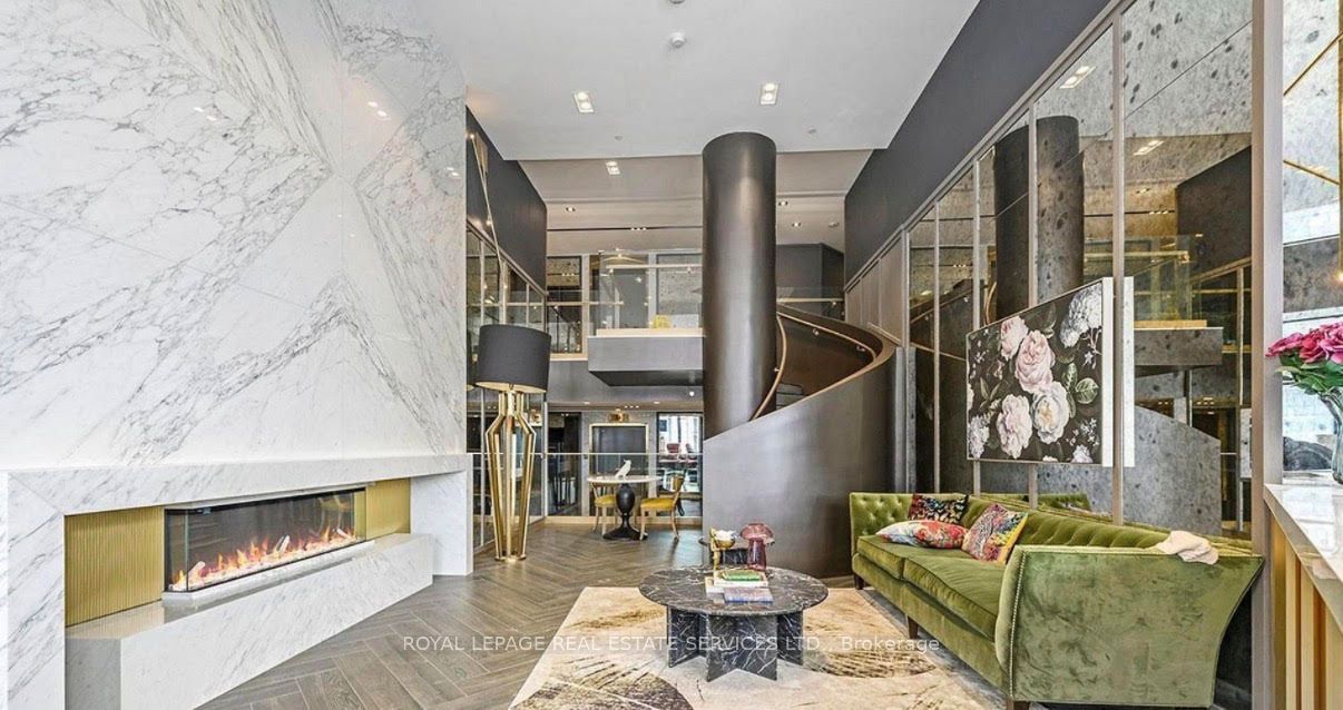 395 Dundas Street 820, Oakville, ON L6M 4M2 photo 2