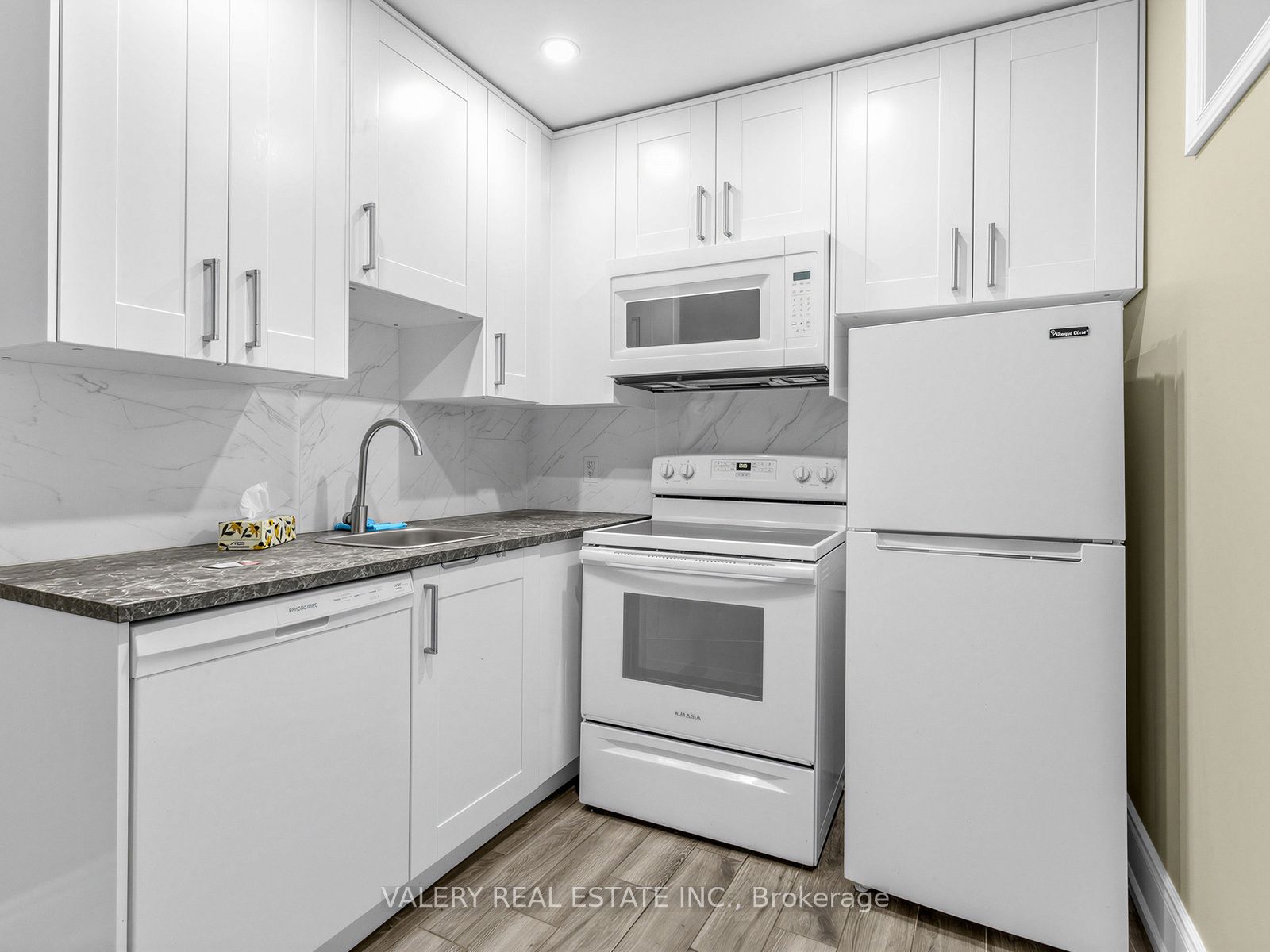 133 Meadowvale Drive Lower, Toronto, ON M8Z 3K2 photo 2