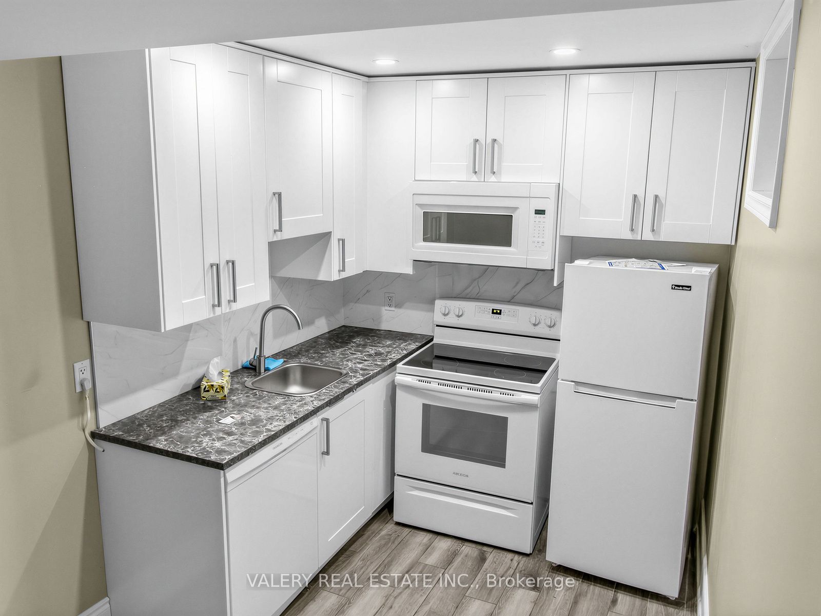 133 Meadowvale Drive Lower, Toronto, ON M8Z 3K2 photo 3