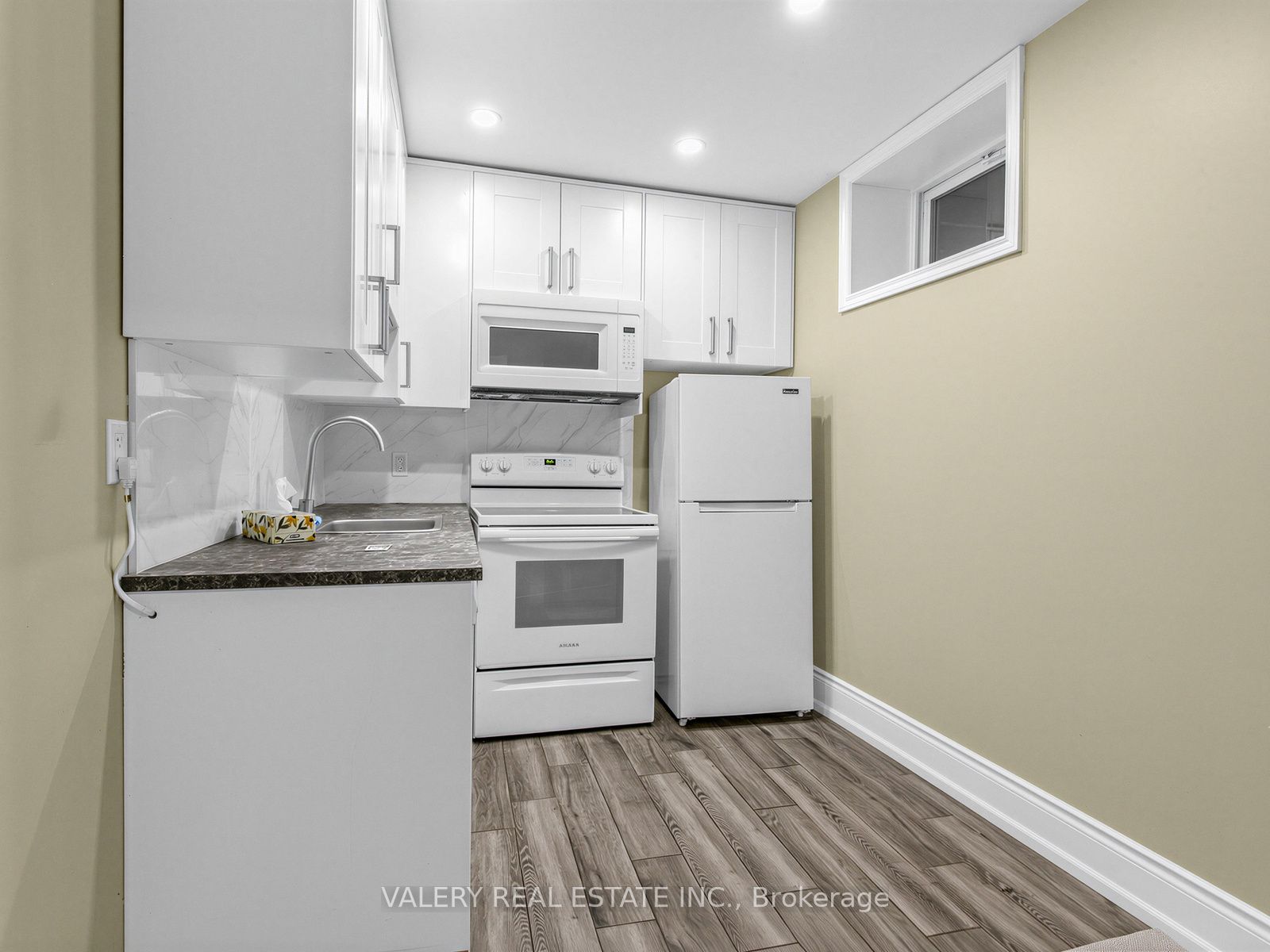 133 Meadowvale Drive Lower, Toronto, ON M8Z 3K2 photo 4