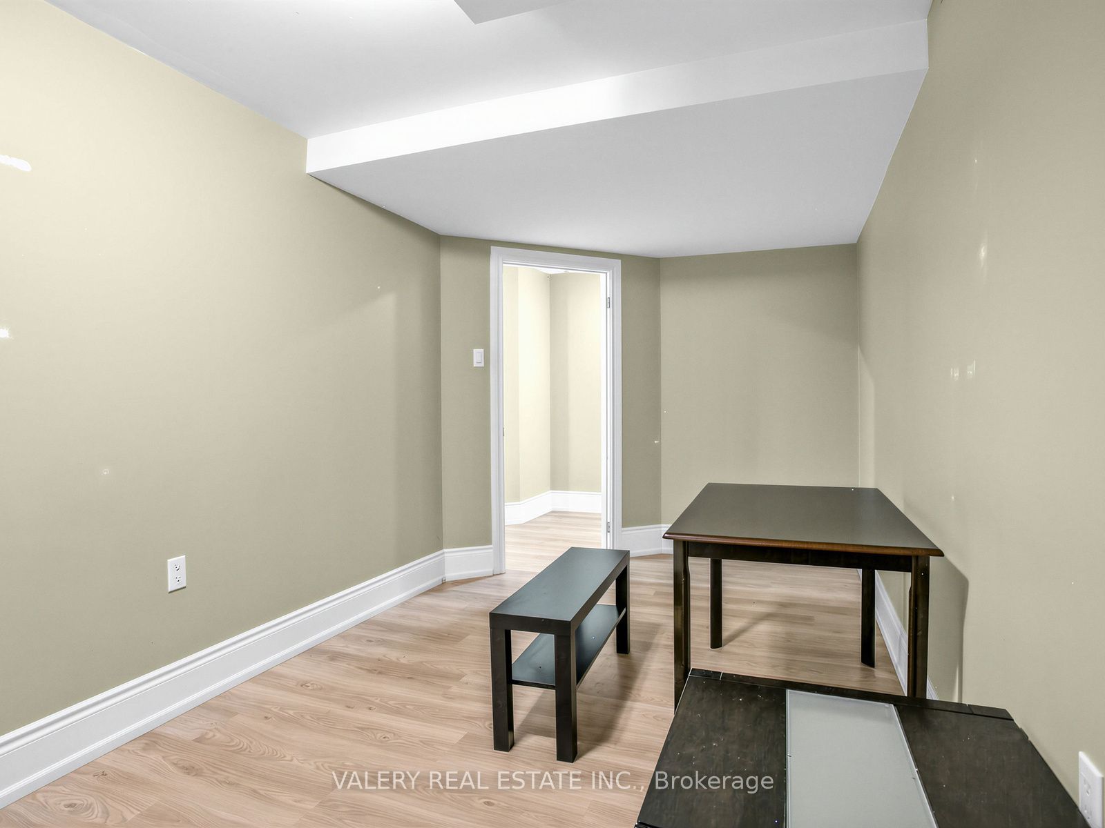 133 Meadowvale Drive Lower, Toronto, ON M8Z 3K2 photo 5