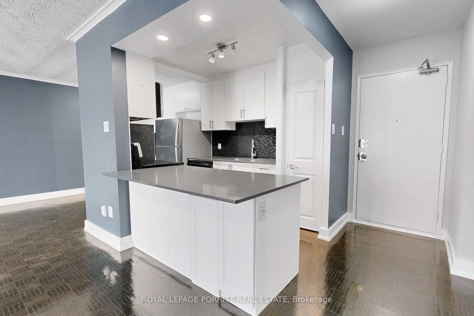 4 Superior Avenue 8, Toronto, ON M8V 2M4 photo 3