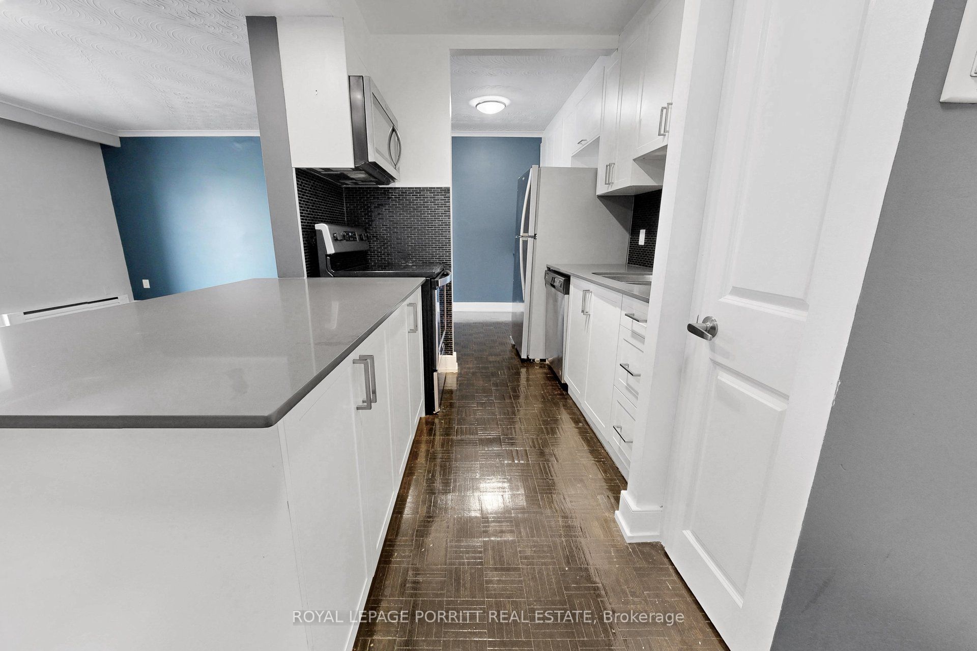 4 Superior Avenue 8, Toronto, ON M8V 2M4 photo 4