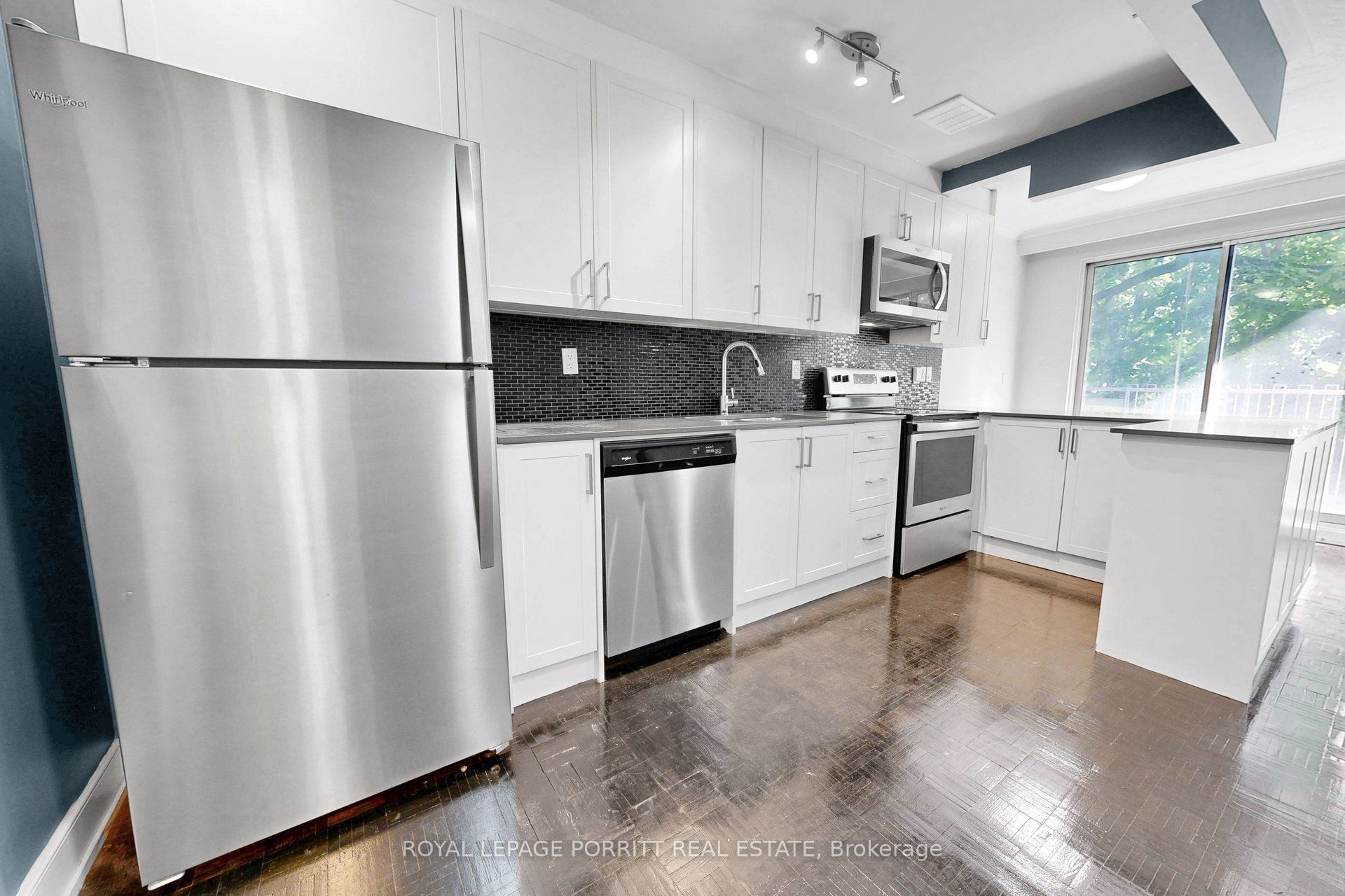 4 Superior Avenue 30, Toronto, ON M8V 2M4 photo 3