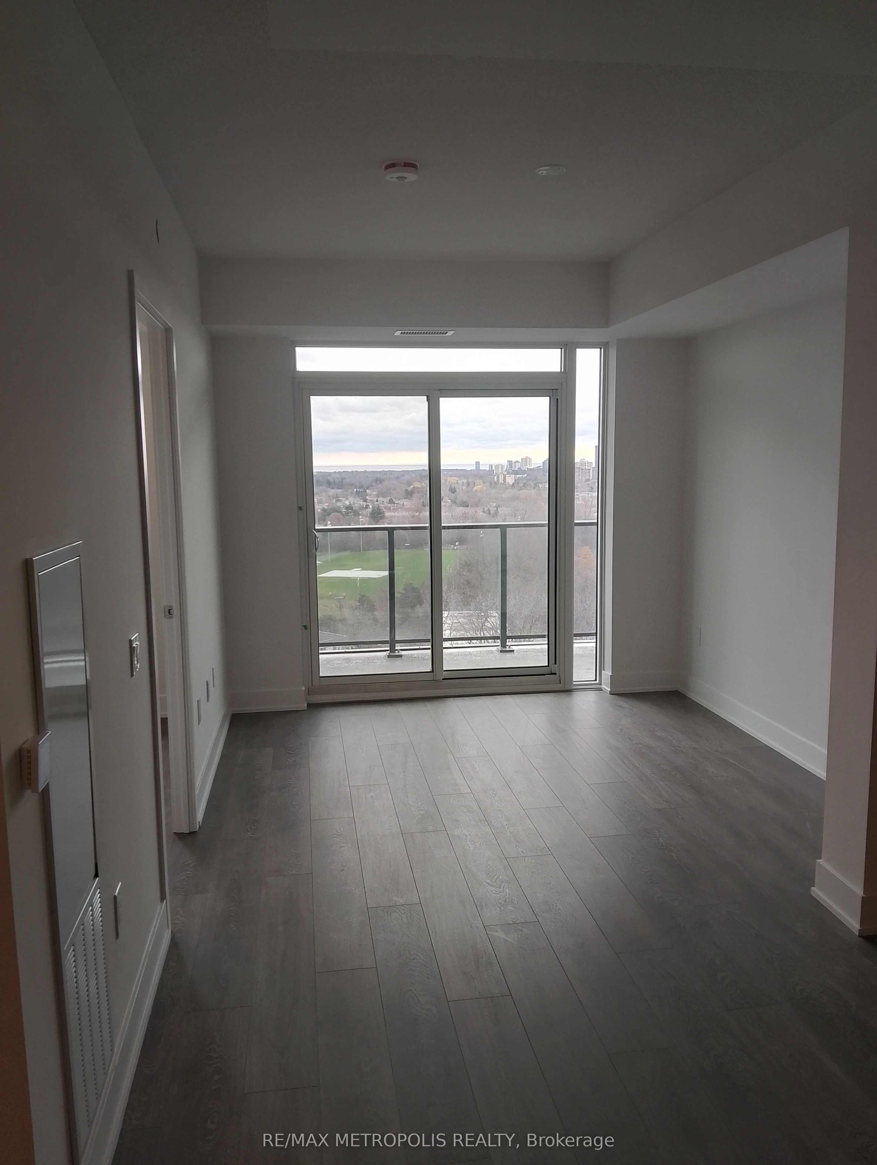 204 Burnhamthorpe Road E 1110, Mississauga, ON L5A 0B2 photo 3