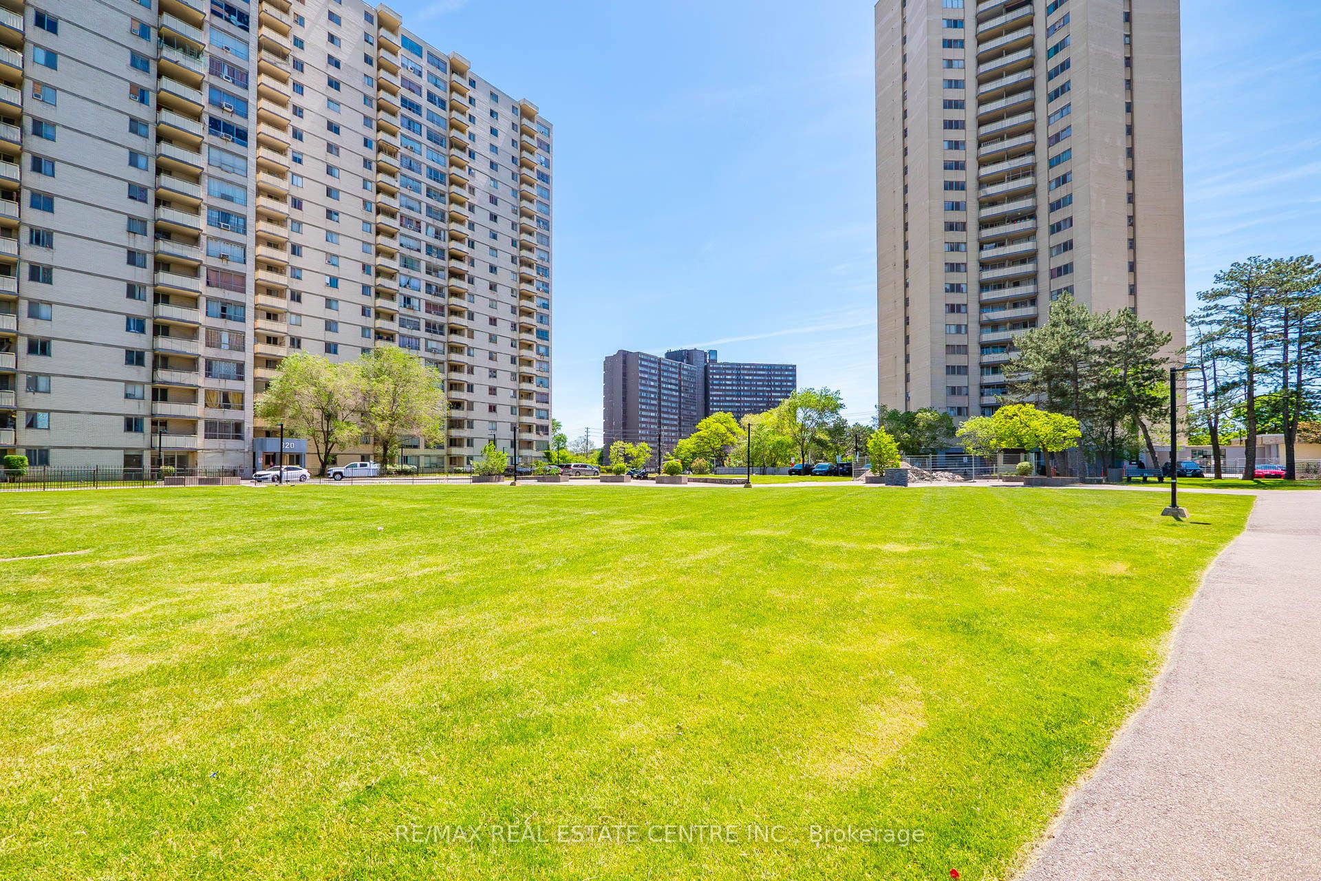 320 Dixon Road 1708, Toronto, ON M9R 1S8 photo 2