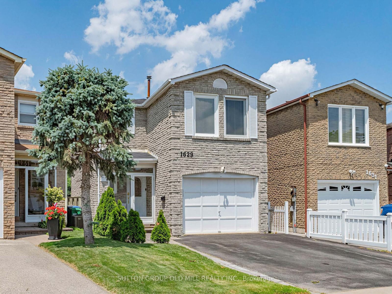 1629 Dewberry Crescent, Mississauga, ON L4W 3B6 photo 2