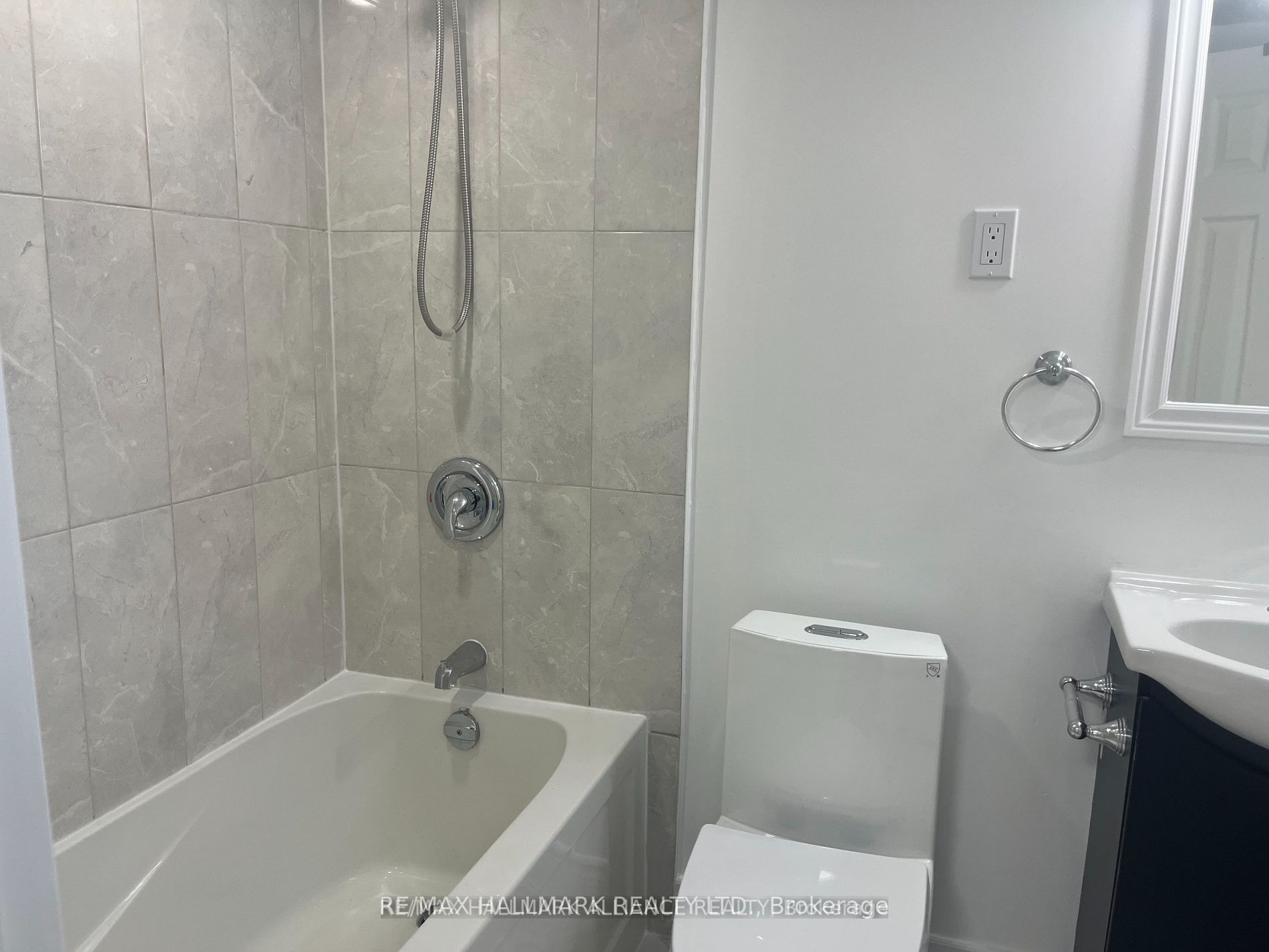 29 Savona Drive Lower, Toronto, ON M8W 4T9 photo 3