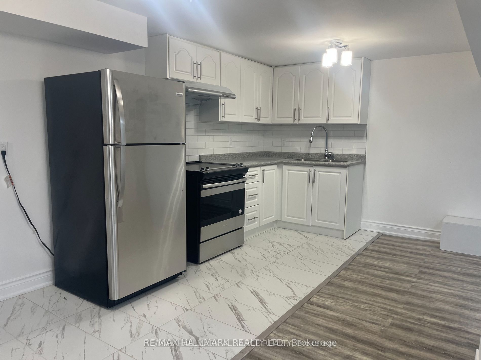 29 Savona Drive Lower, Toronto, ON M8W 4T9 photo 5