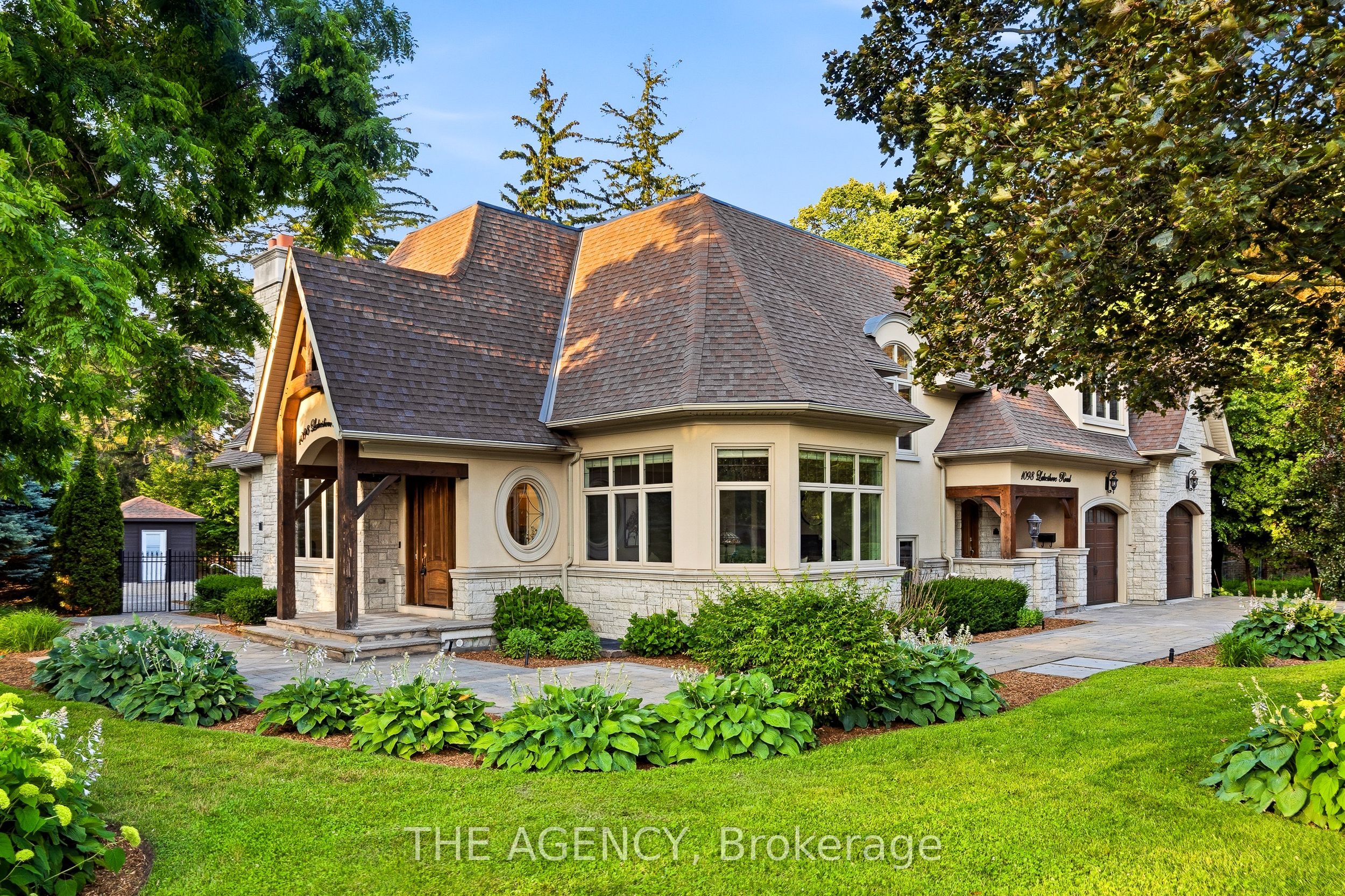 1098 Lakeshore Road W, Oakville, ON L6L 1E9 photo 2