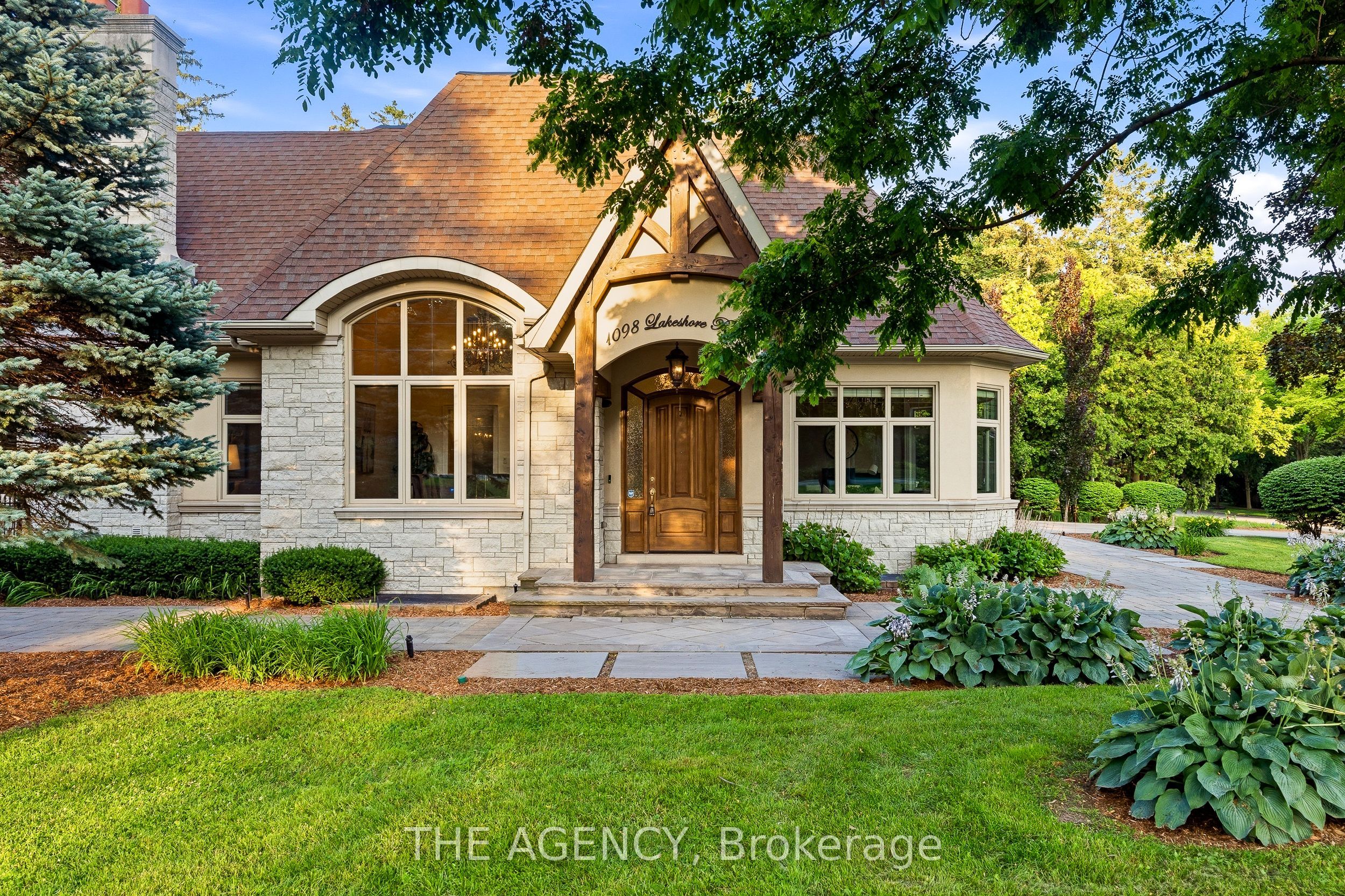1098 Lakeshore Road W, Oakville, ON L6L 1E9 photo 3