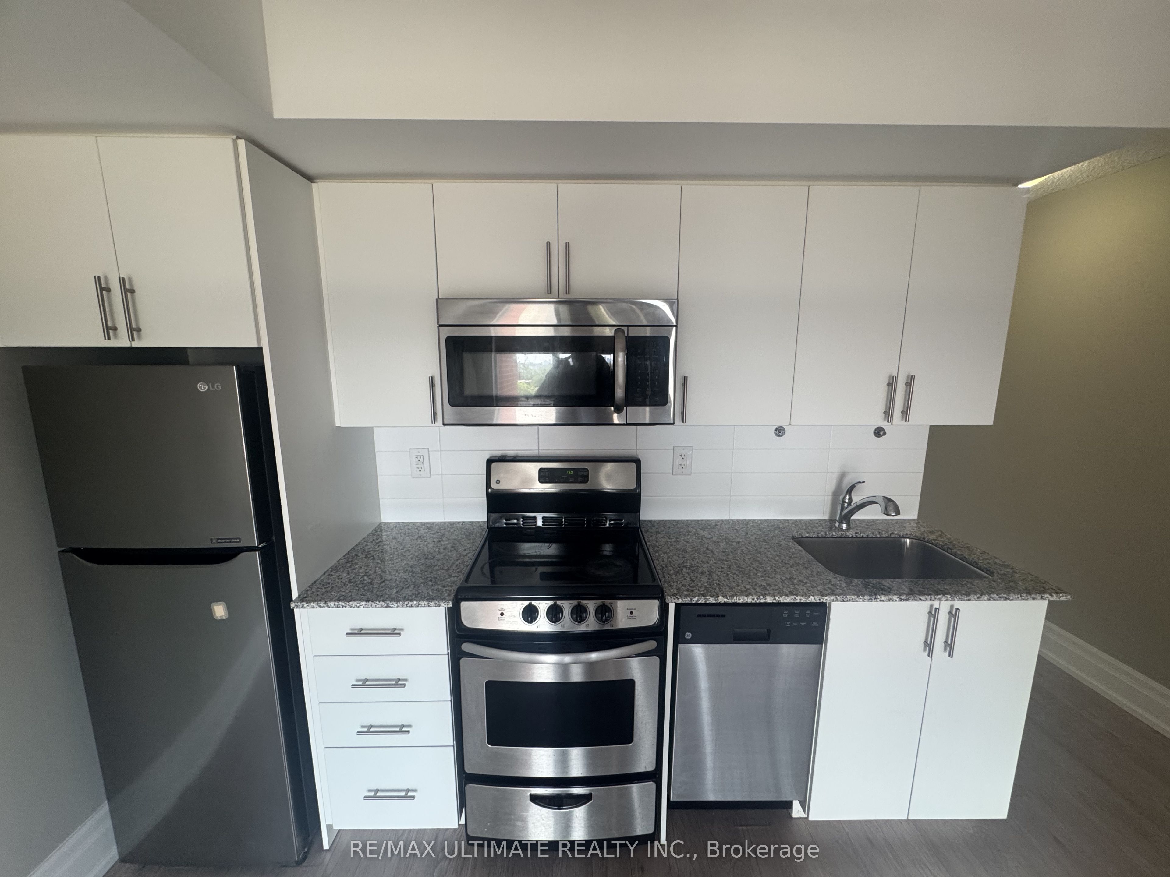 800 Lawrence Avenue W 516, Toronto, ON M6A 0B1 photo 2