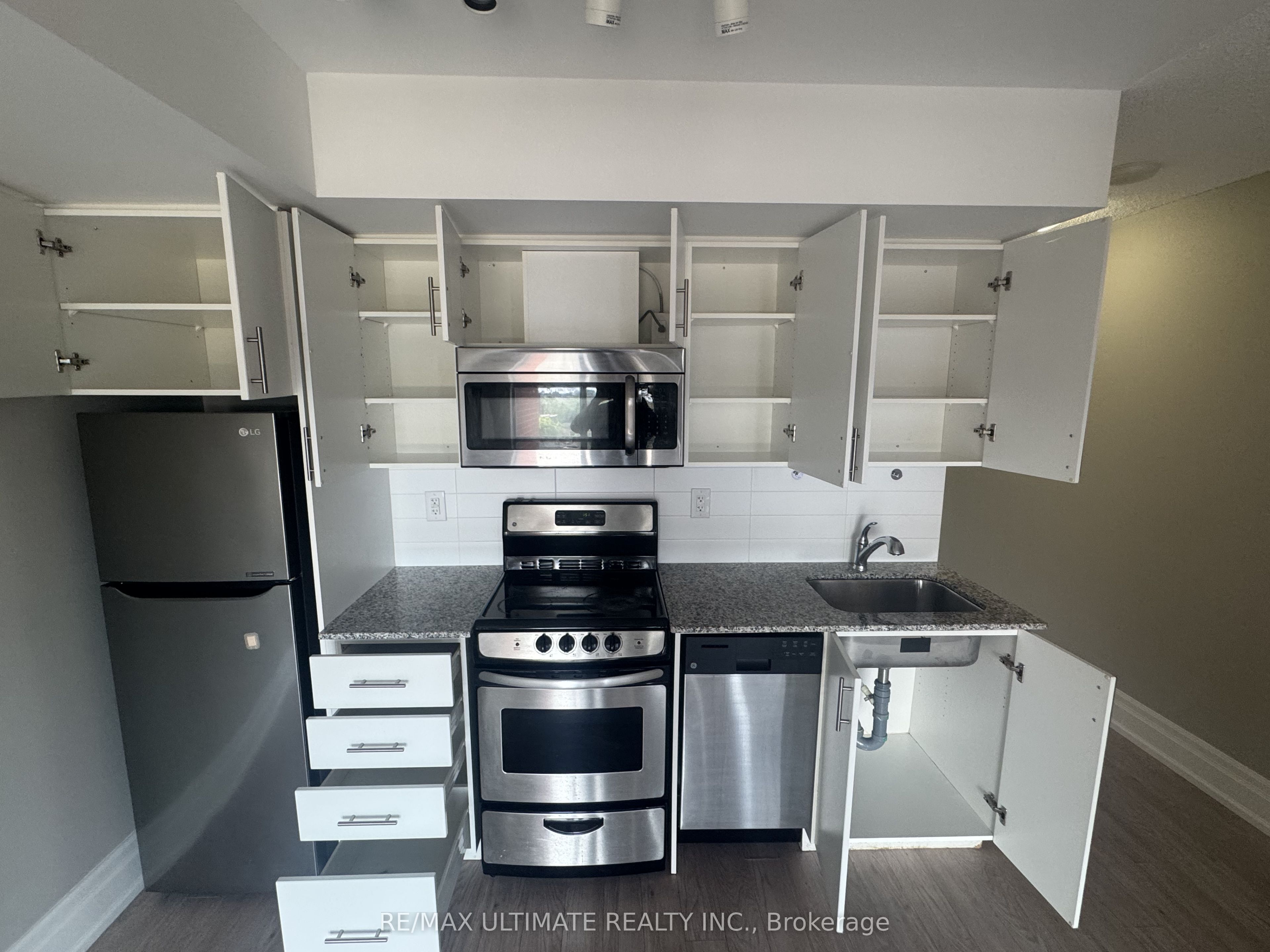 800 Lawrence Avenue W 516, Toronto, ON M6A 0B1 photo 3