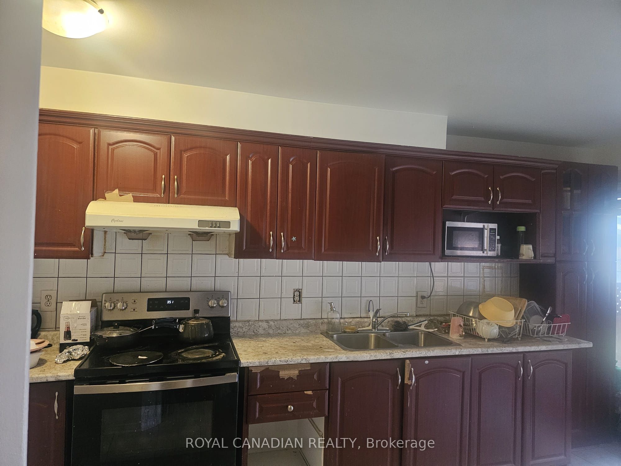 112 Lauraglen Crescent, Brampton, ON L6Y 5A3 photo 2
