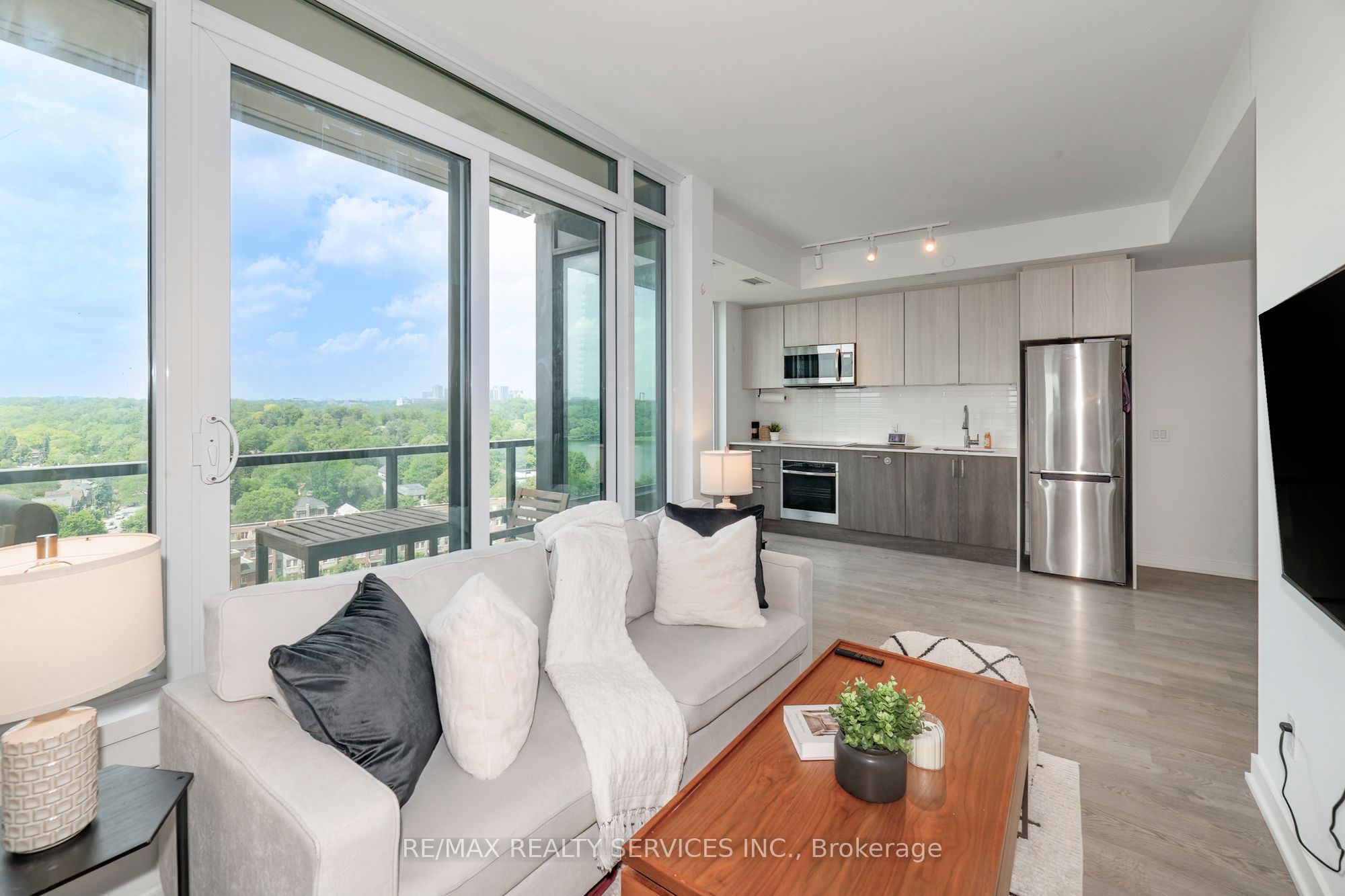 1926 Lakeshore Boulevard W 1616, Toronto, ON M6S 1A1